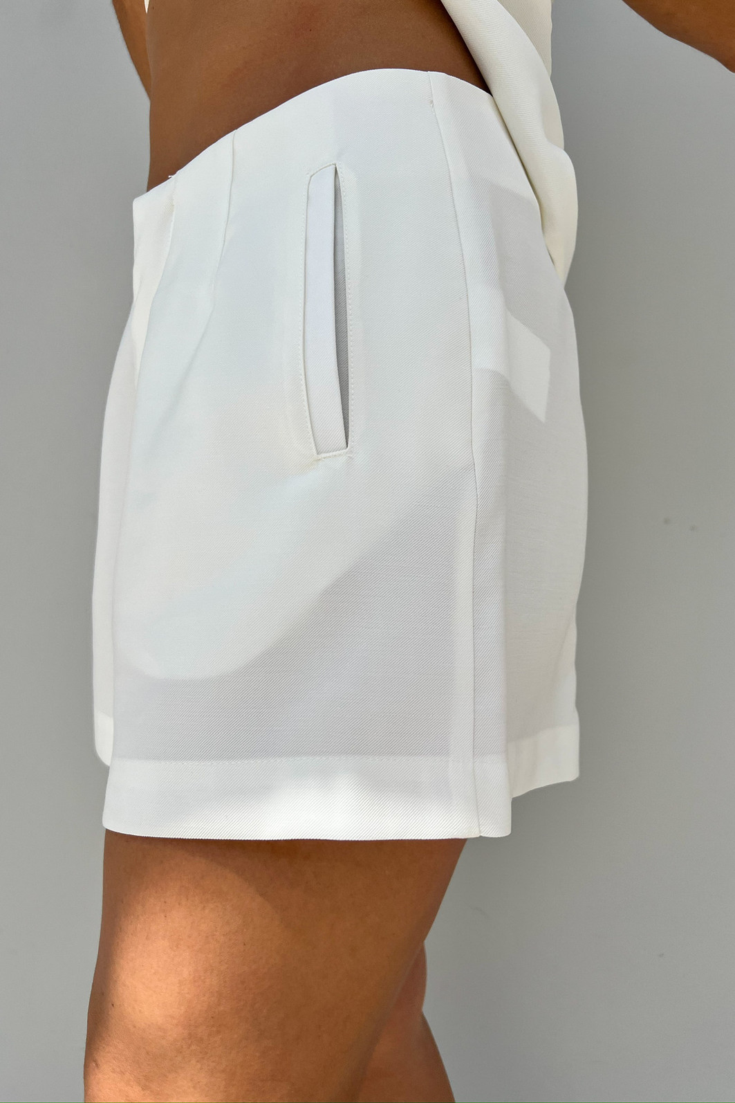 Shorts de Alfaiataria Feminino Branco Beth - Mini Moni