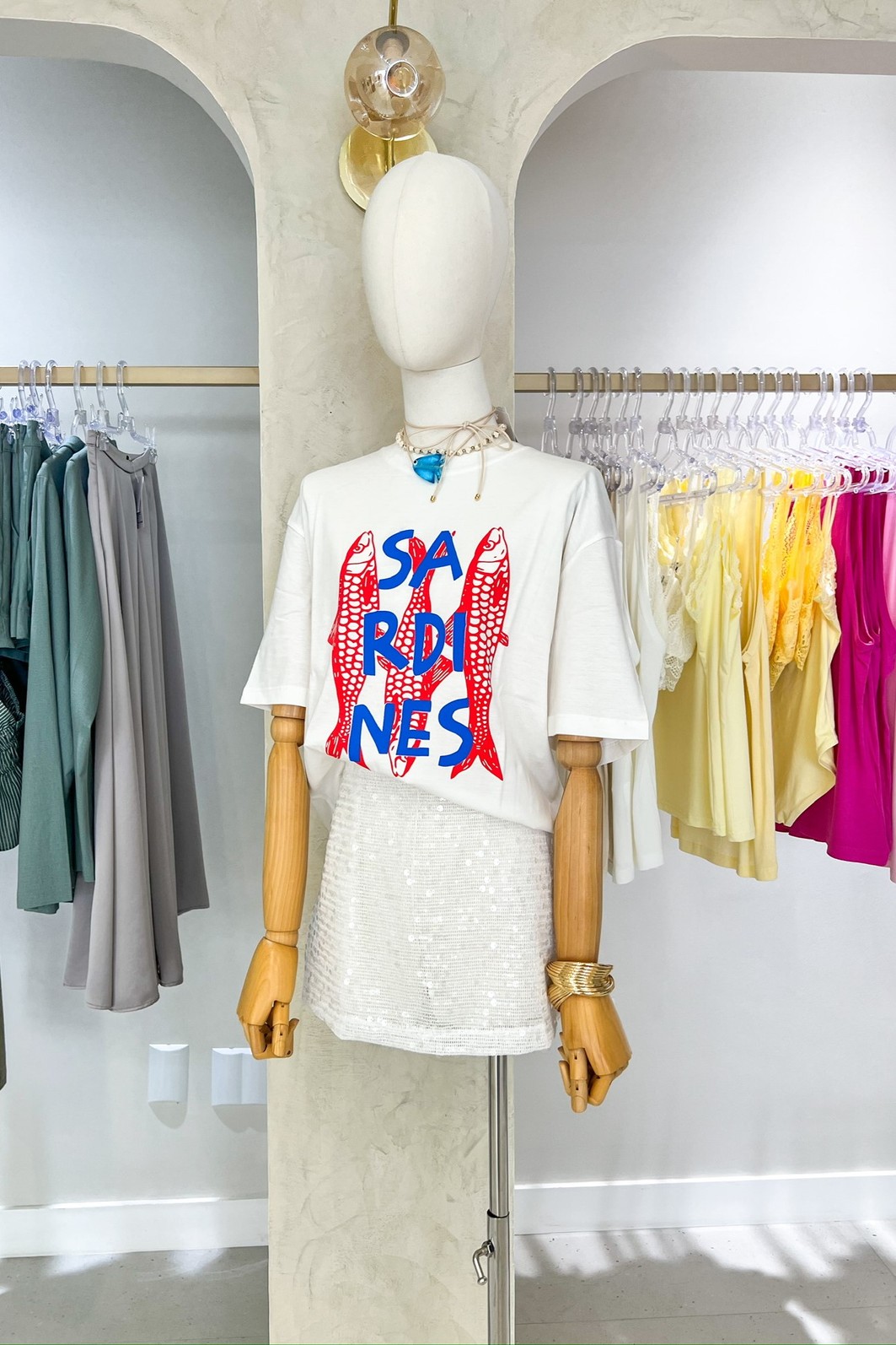 Saia paetê off-white detalhe brilho luxuoso — Minimoni elegância contemporânea Saia gaze paetê off-white, close paetês brilhantes luxuosos, zíper invisível – Minimoni