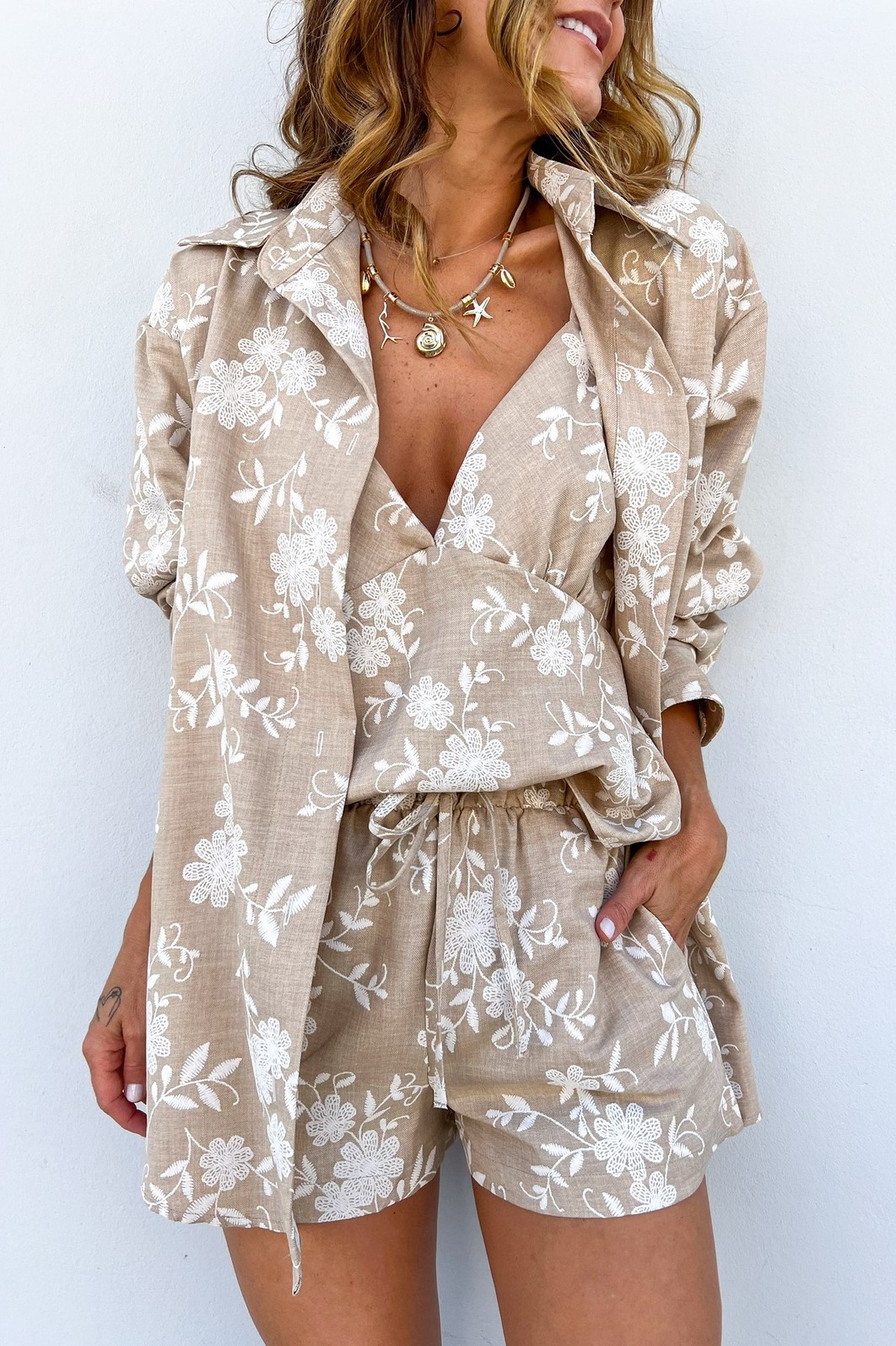 Conjunto Areia Sabine com Shorts e Maxi Camisa coordenados, estampa floral off‑white, foco no shorts – Minimoni