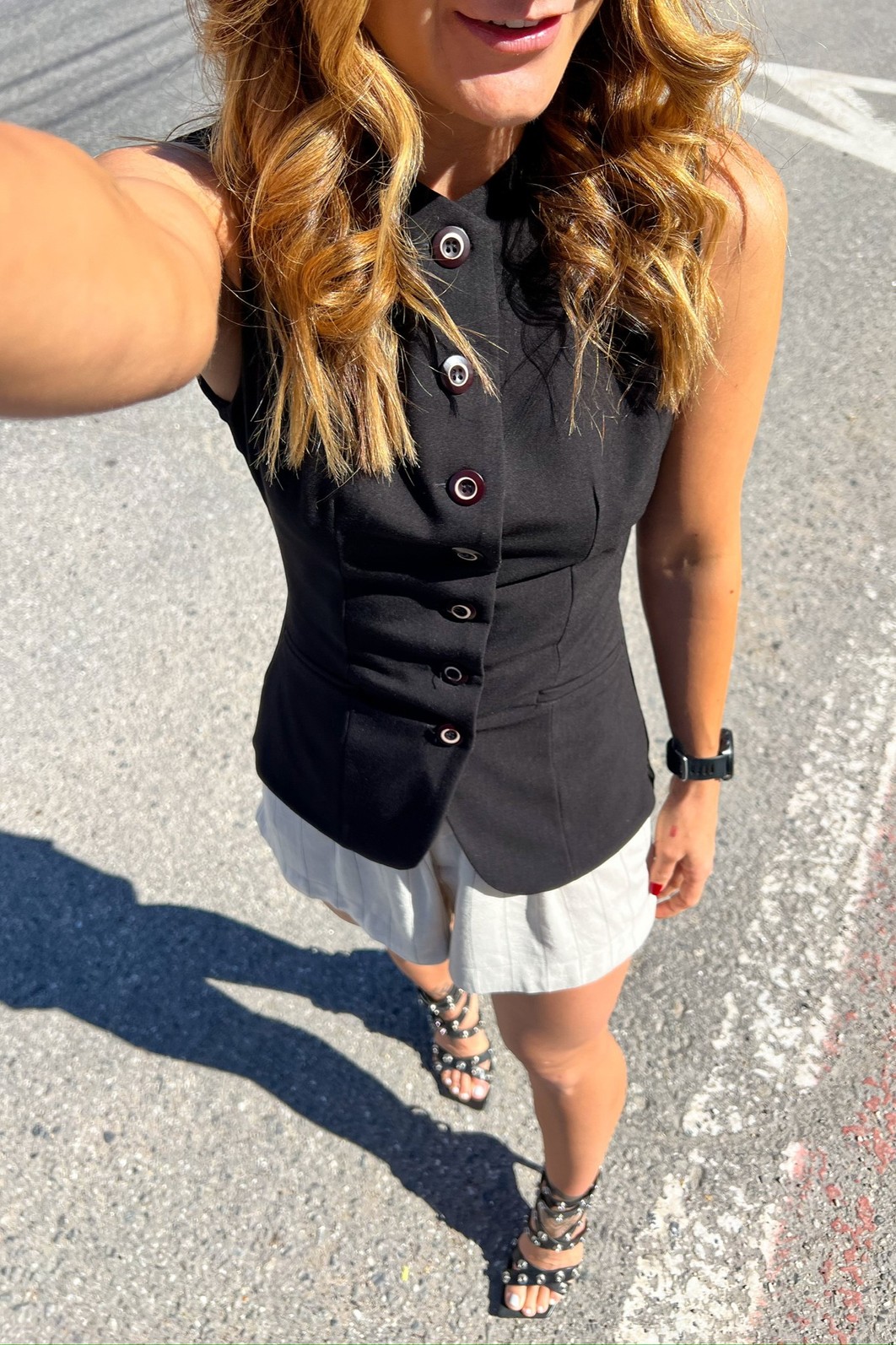 Look Moderno com Colete de Alfaiataria como Terceira Peça Modelo usando o Colete Vivian aberto sobre um top e calça, ilustrando sua função como terceira peça em um look moderno e poderoso.