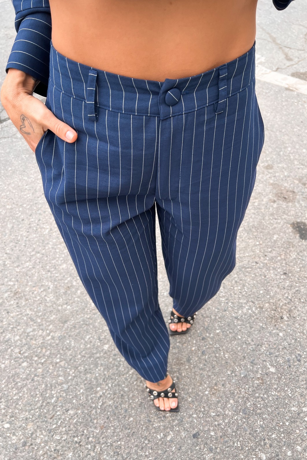 Calça Alfaiataria Risca de Giz Jacque - MiniMoni Calça Alfaiataria Risca de Giz Jacque - MiniMoni