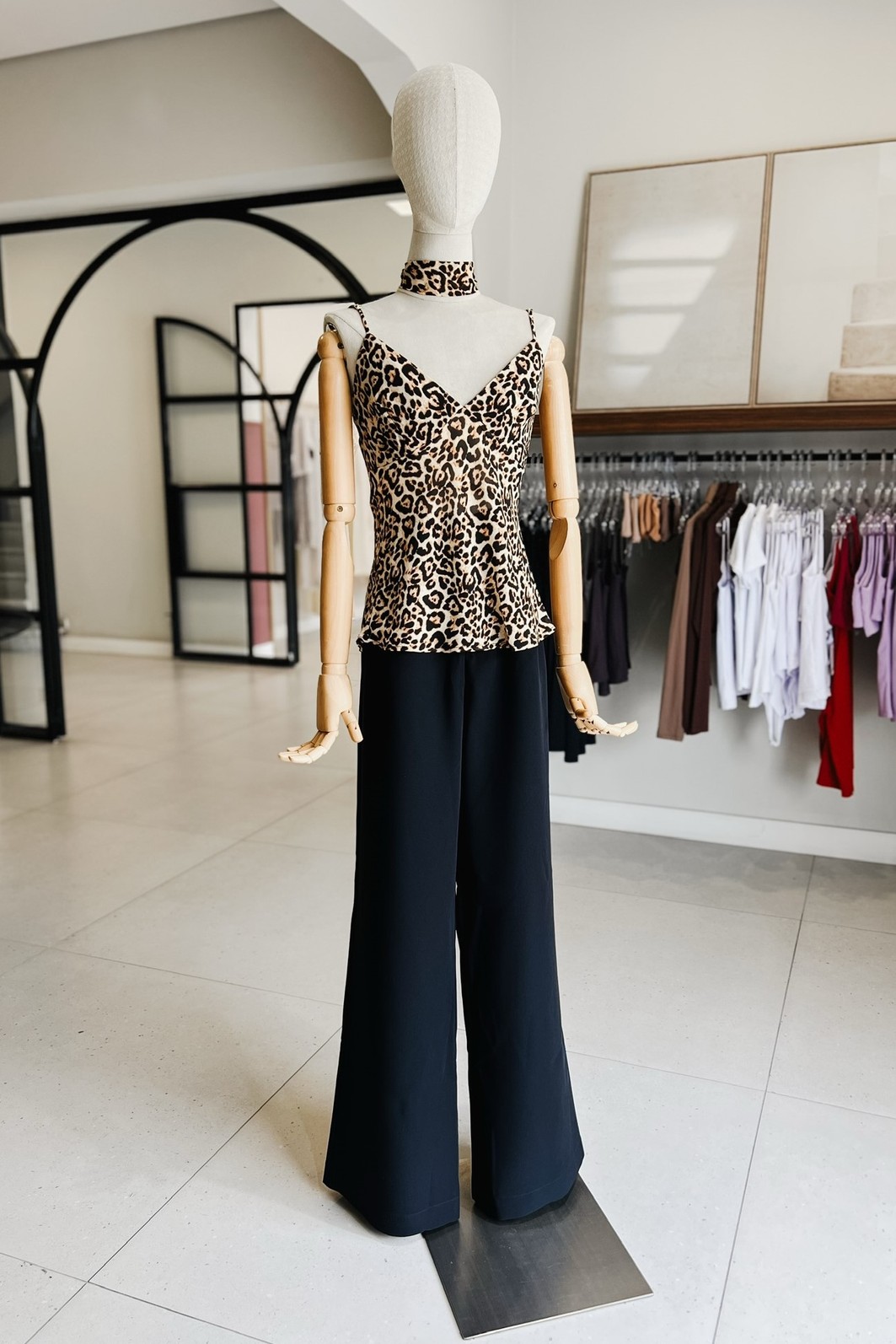 Blusa decote taça leopardo feminina elegante sofisticada — Blusa Taça Minimoni Blusa decote taça leopardo, frente completa padrão animal print, faixa pescoço – Minimoni