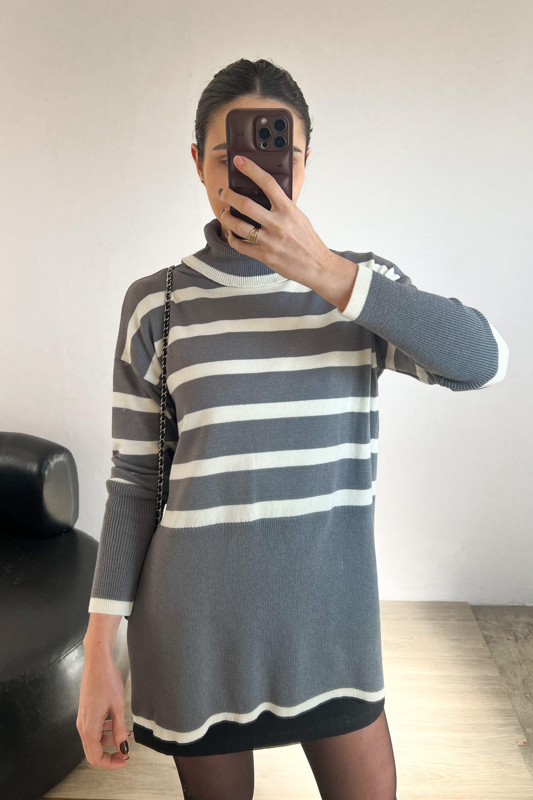 blusão de gola alta e manga longa com comprimento até o quadril