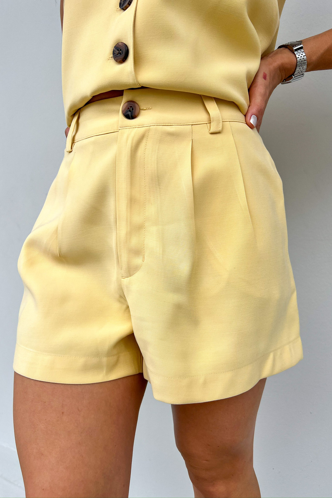 Shorts de Alfaiataria Amarelo Elise - Mini Moni Shorts de Alfaiataria Amarelo Elise - Mini Moni