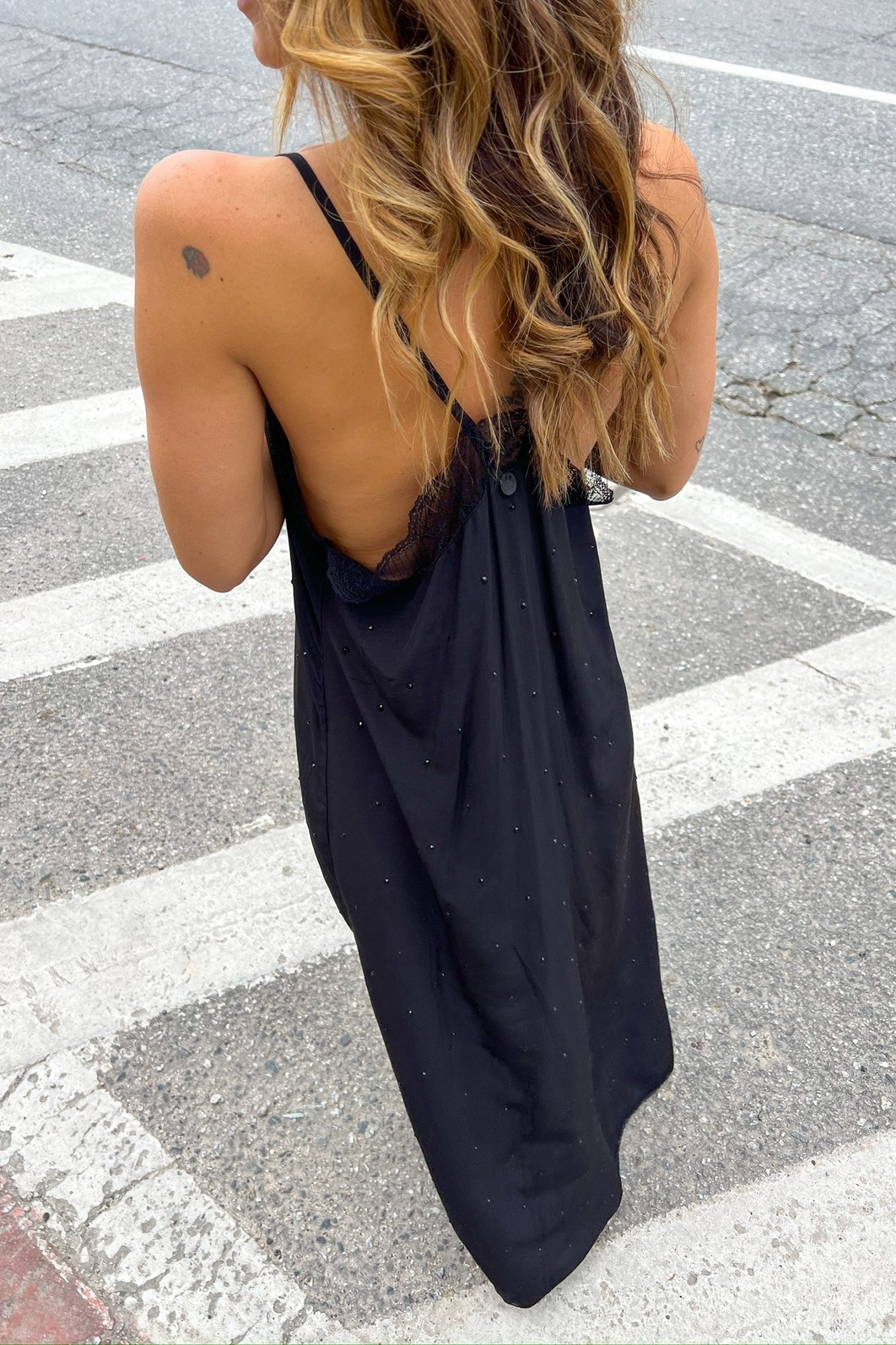 Vestido longo preto feminino elegante sofisticado — Vestido Mariah Minimoni Vestido longo preto Mariah, vista traseira com renda costas, strass brilhantes – Minimoni