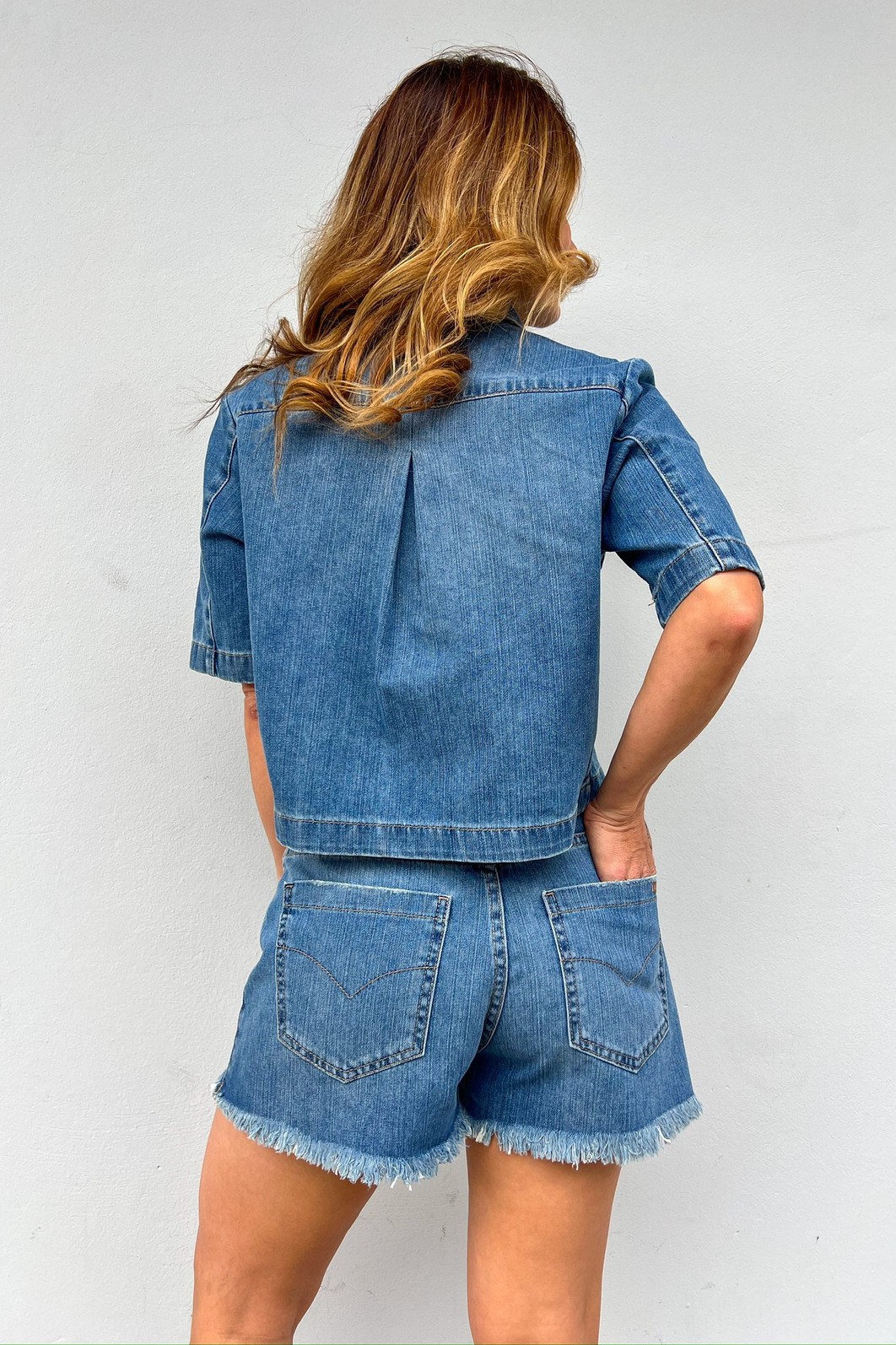 Shorts Jeans Denim Cleo – Combinação estilosa com blazer elegante Produção moderna com shorts jeans azul feminino Denim Cleo combinado a camisa jeans over denim cleo, mostrando a versatilidade da peça em looks casuais chic.
