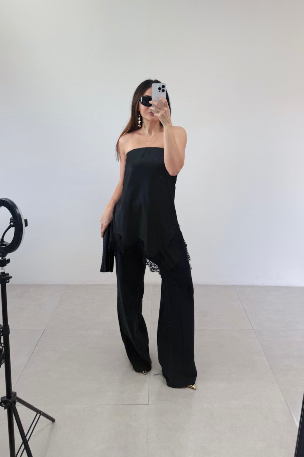 Saia preta assimétrica renda caimento perfeito — Saia Cetim Satin Minimoni Saia cetim preta Satin, lateral barra assimétrica com renda, caimento fluido – Minimoni