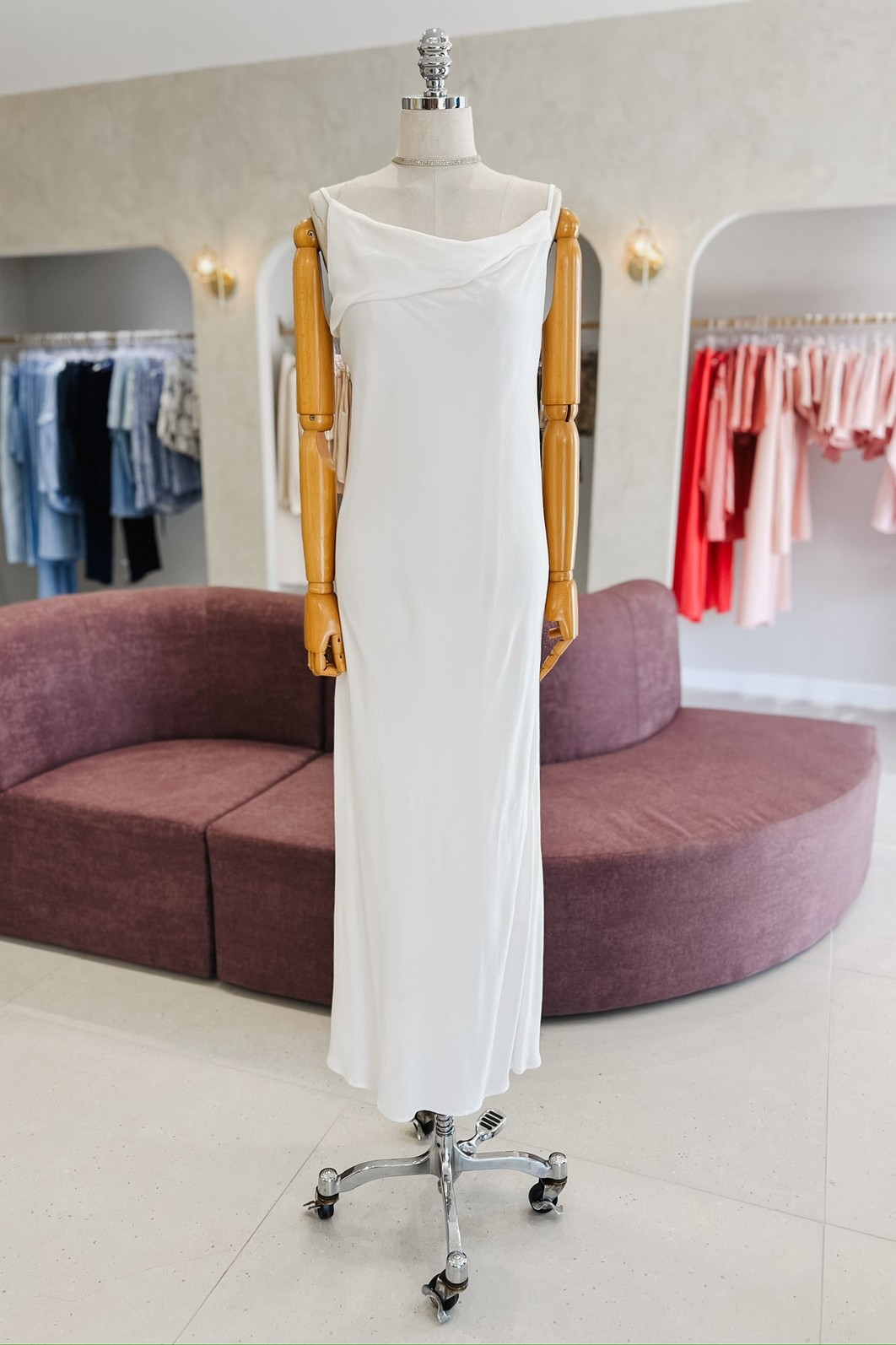 Feminilidade Sofisticada - Vestido Longo Noel Branco Minimoni Vestido Longo Noel Branco Feminino Elegância Sofisticada Sereia - Minimoni