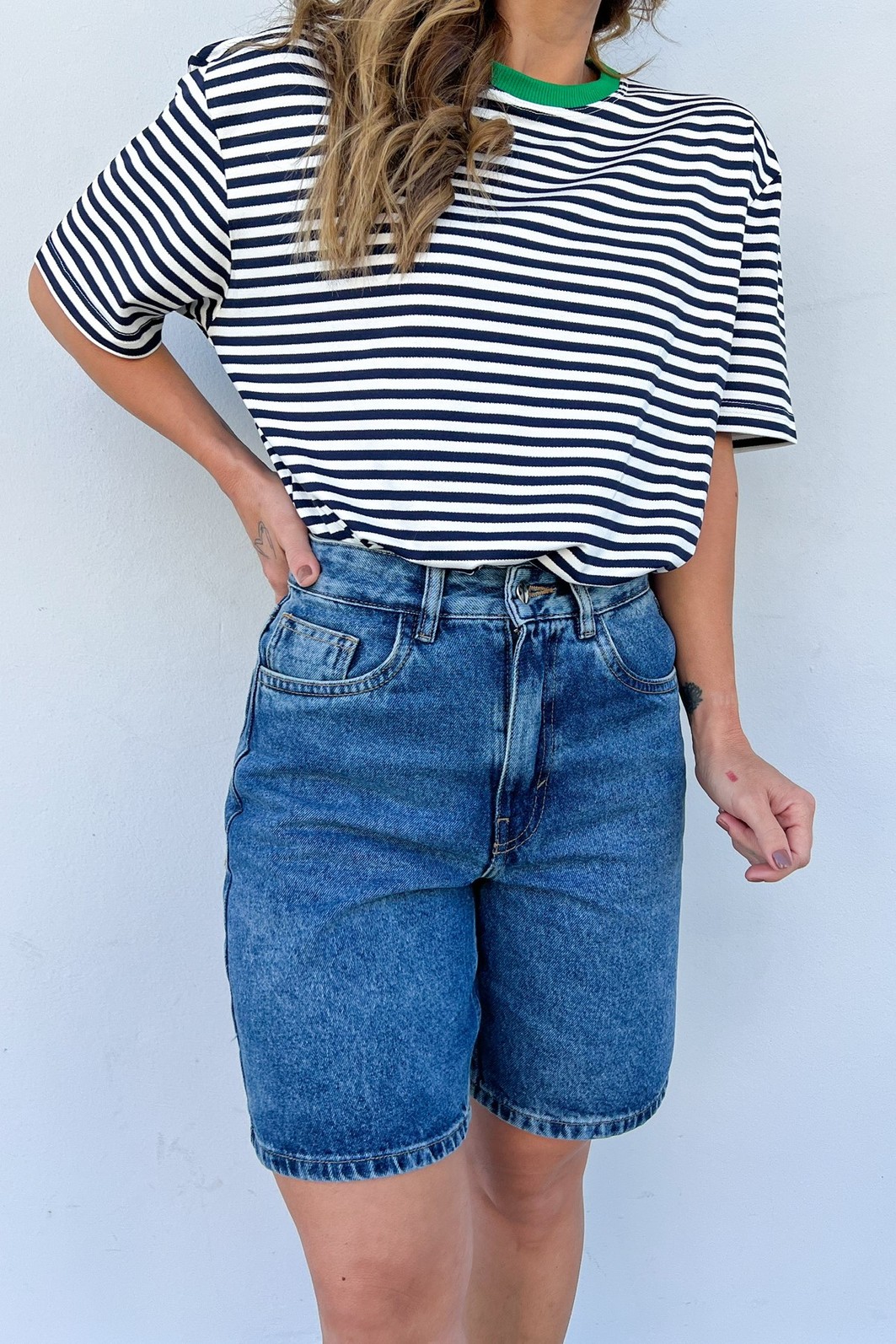 Close-up do tecido listrado azul-marinho e branco da T-Shirt.