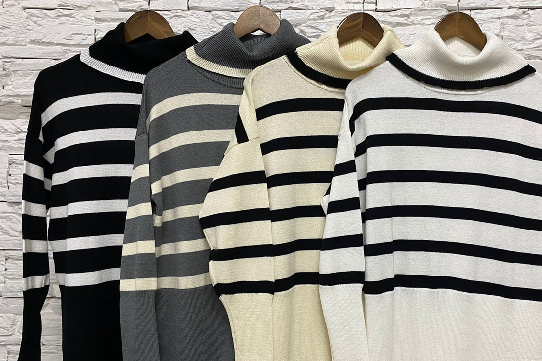 blusao preto com listras brancas, blusão cinza com listras brancas, blusão bege com listras pretas, blusão branco com listradas pretas