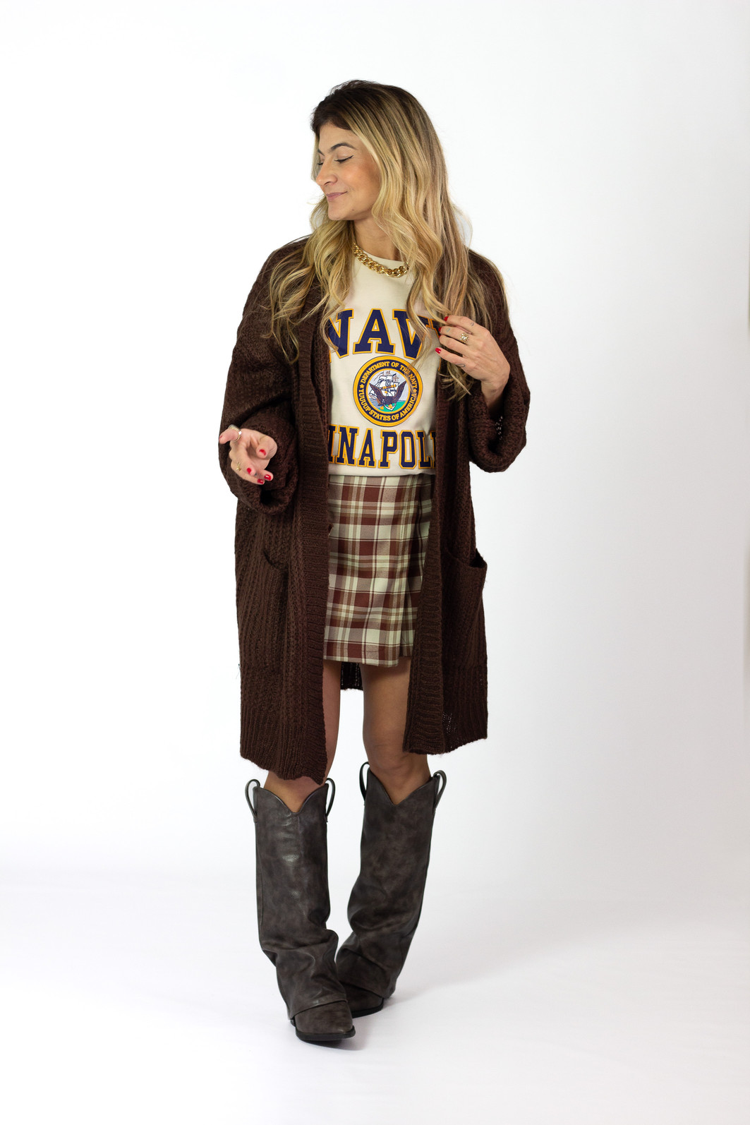 modelo usando maxi casaco de lã marrom com shorts saia xadrez marrom camisa tee navy bege