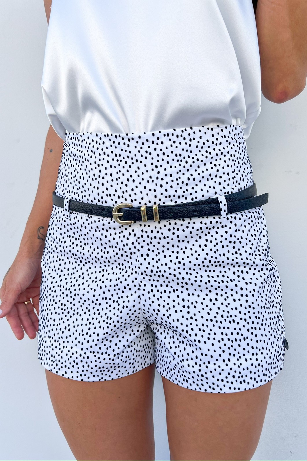 Shorts de Poá Branco Augusta, vista 3/4, cintura levemente mais alta e poá regular em base branca – Minimoni