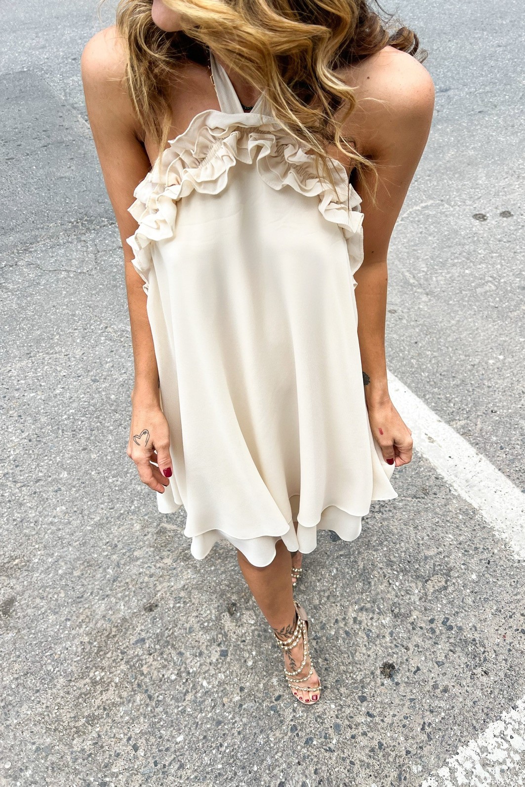 Vestido de Babados Areia Marcella - MiniMoni Vestido de Babados Areia Marcella - MiniMoni