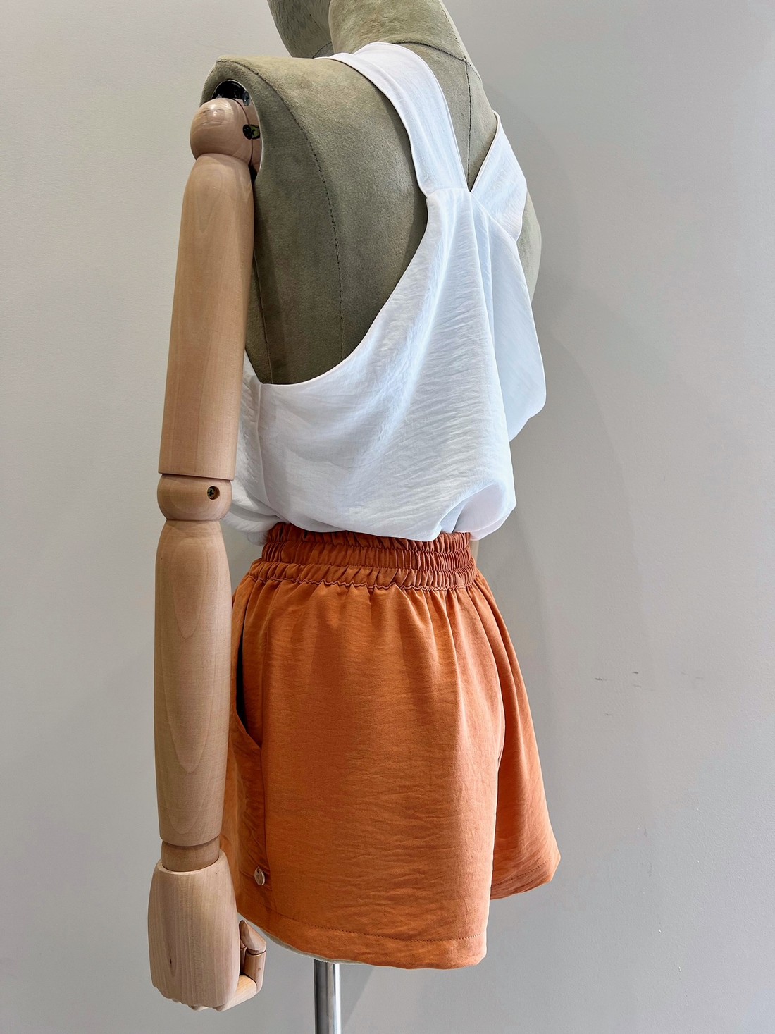 Shorts Curto Com Bolsos Mel Caramelo Shorts Curto Com Bolsos Mel Caramelo