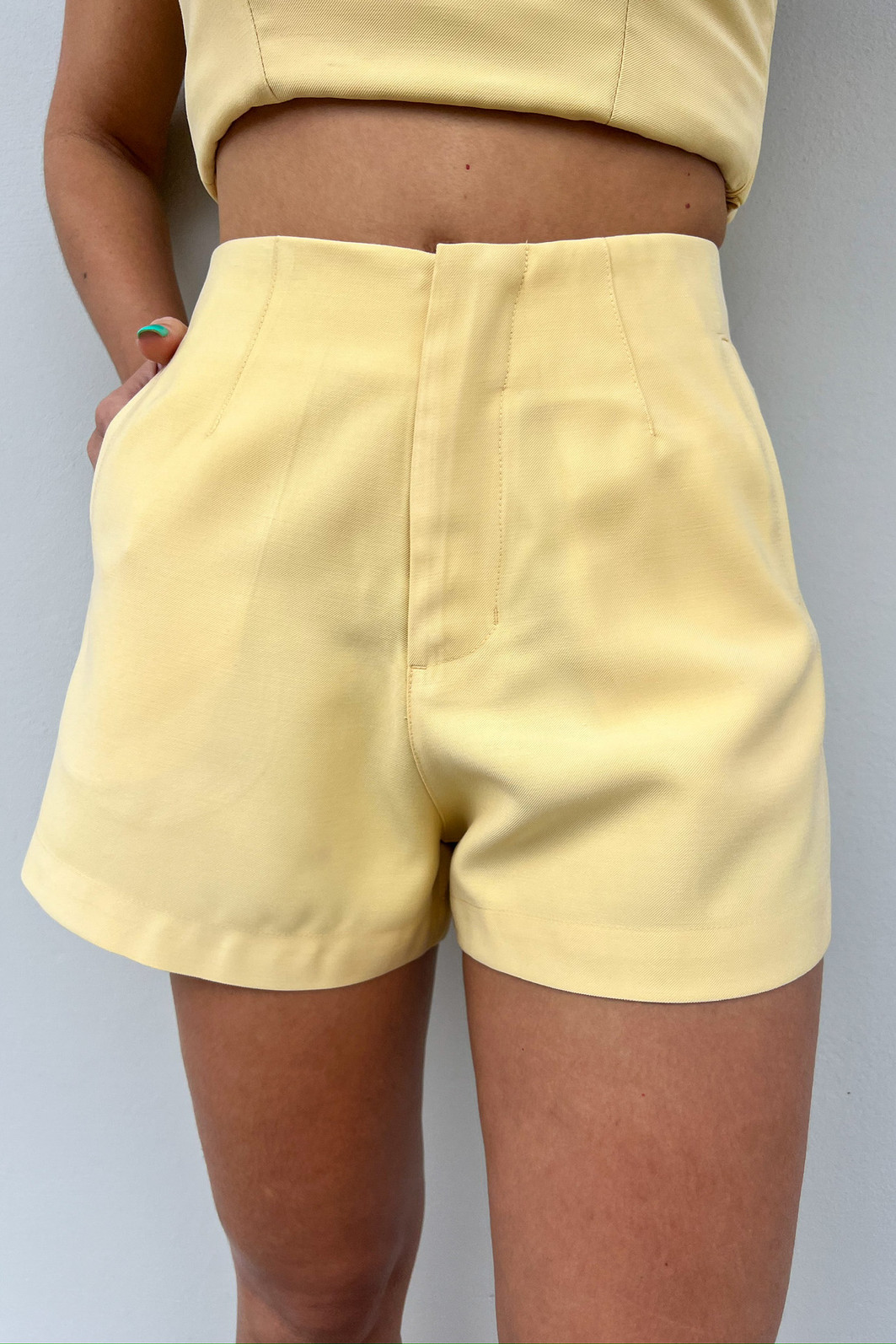 Shorts de Alfaiataria Feminino Amarelo Beth - Mini Moni Shorts de Alfaiataria Feminino Amarelo Beth - Mini Moni