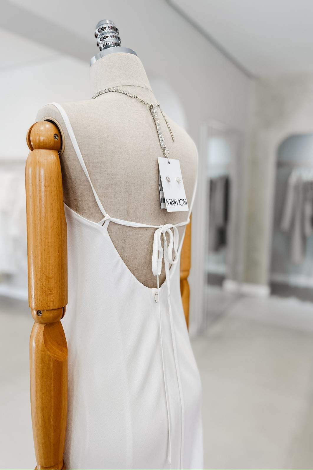 Sofisticação nas Costas - Vestido Longo Noel Branco Minimoni Vestido Longo Noel Branco Costas Amarração Alças Sofisticação - Minimoni