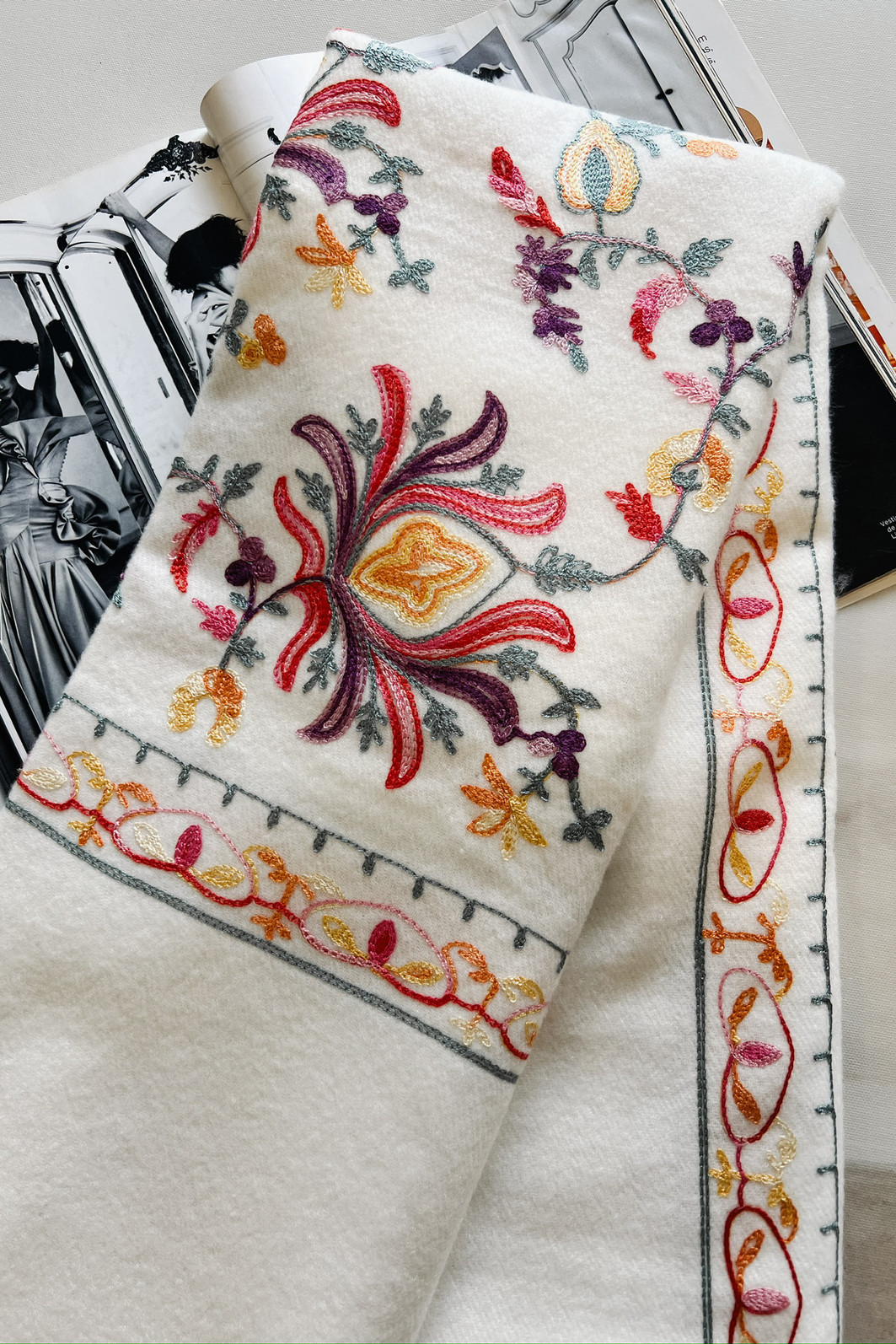 Lenço Cashmere Bordado – Mini Moni Lenço Cashmere Bordado – Mini Moni