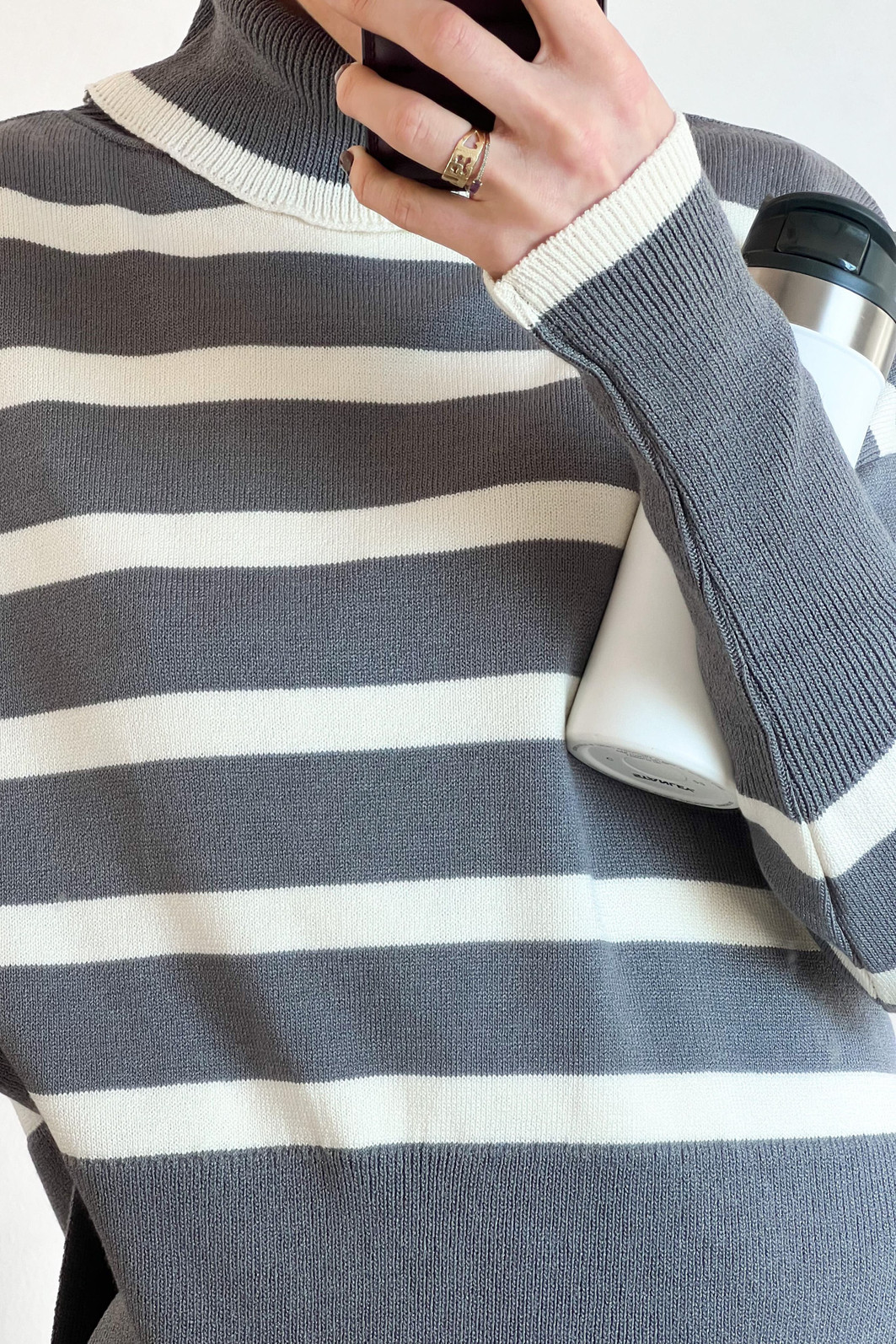 blusao cinza com listras brancas