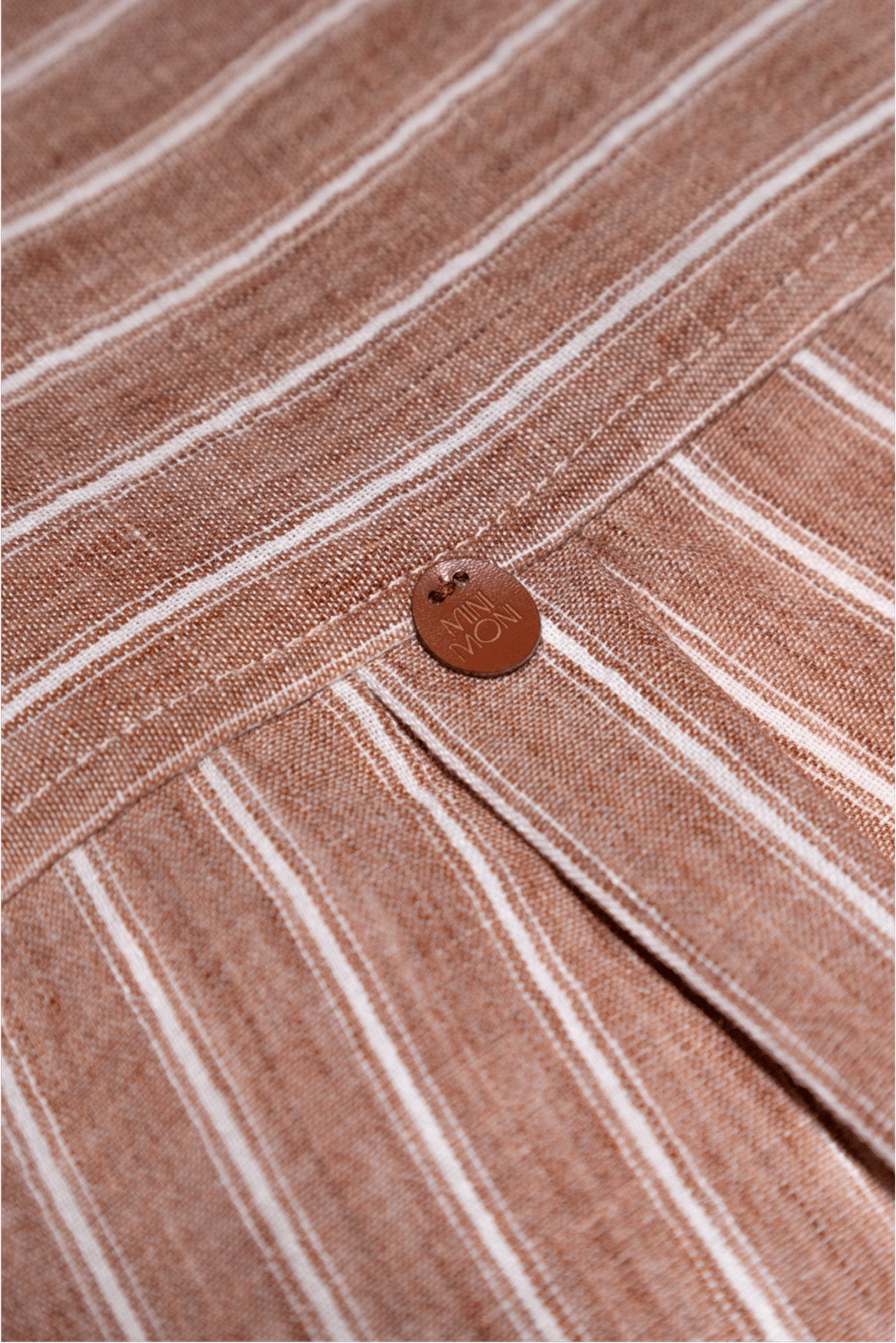 Modelo vestindo o Blazer Camisa de Listras Abby de forma aberta sobre uma blusa básica, ilustrando a versatilidade da peça como terceira peça em um look casual chic.