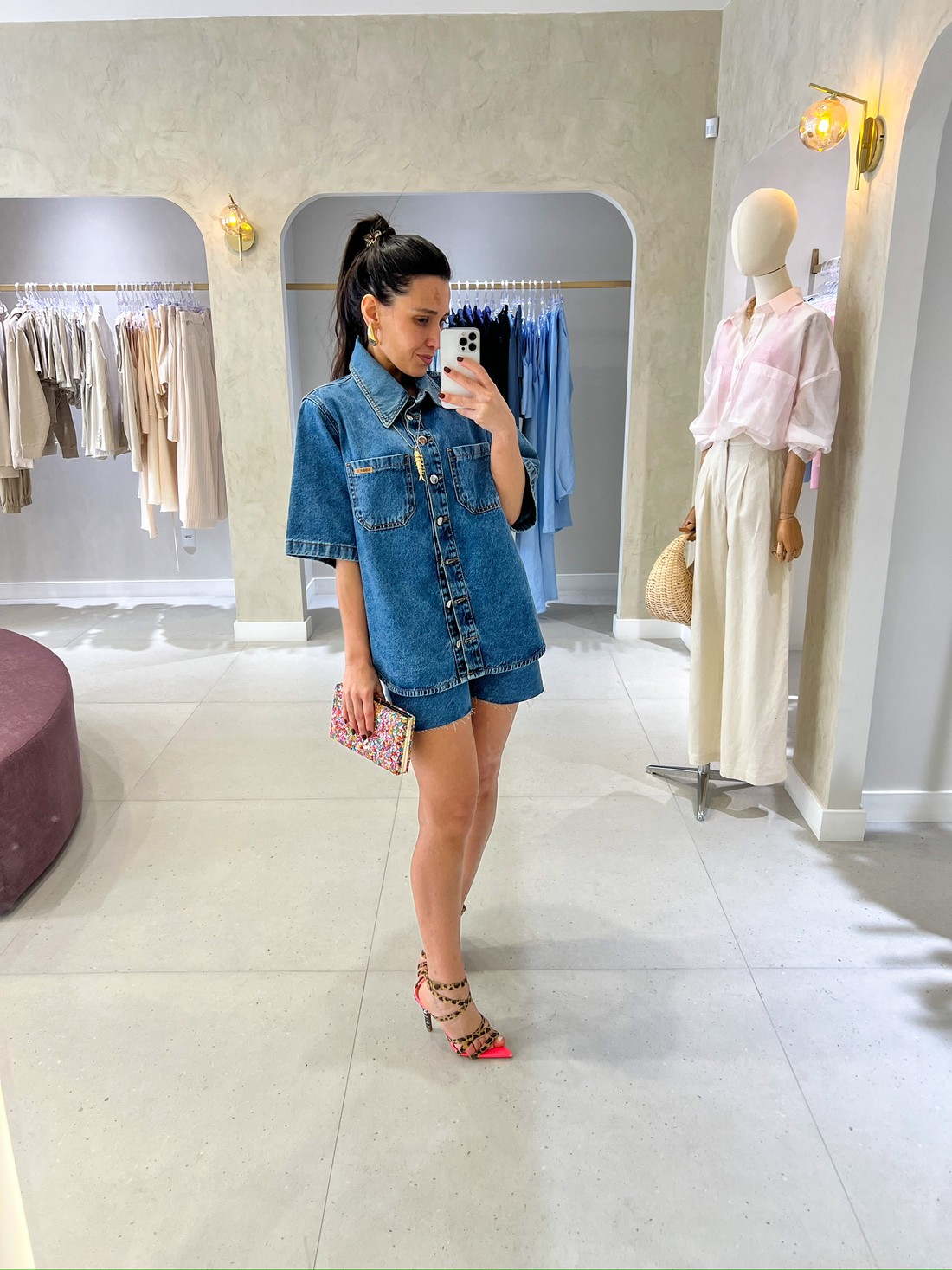 Shorts Jeans Dark Bia — look coordenado Look com Shorts Jeans Dark Bia MiniMoni e Camisa Jeans Bia coordenada, denim escuro — foco no shorts