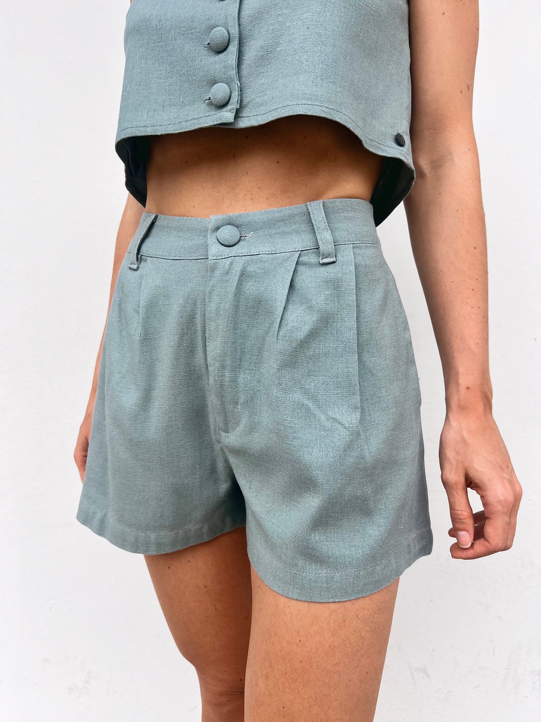 Shorts De Linho Feminino Cinza Esverdeado Sofia - Mini Moni Shorts De Linho Feminino Cinza Esverdeado Sofia - Mini Moni