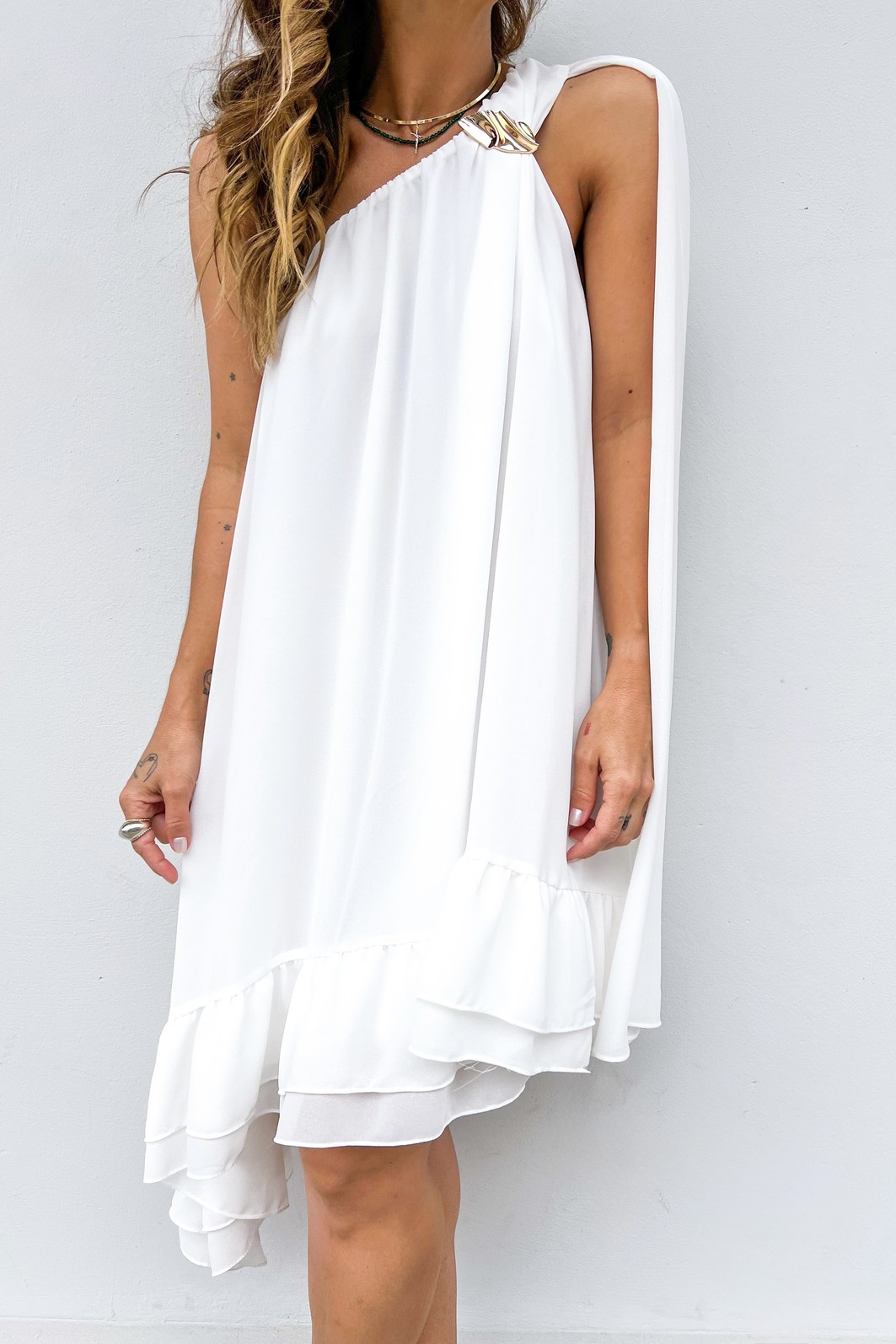 Vestido branco broche Cléo, close broche dourado, manga solta fluida – Minimoni