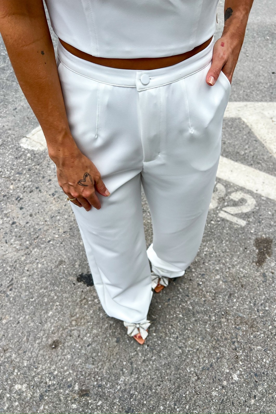 Calça alfaiataria branca Sienna, frente completa ampla solta, poliéster elastano – Minimoni