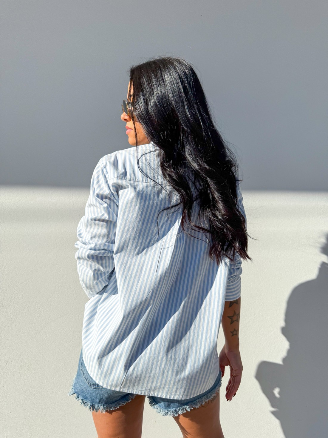 look confortável, camisa listrada, camisa azul, oversized, short jeans, estilo despojado, street style, moda casual, roupas femininas, tendência verão