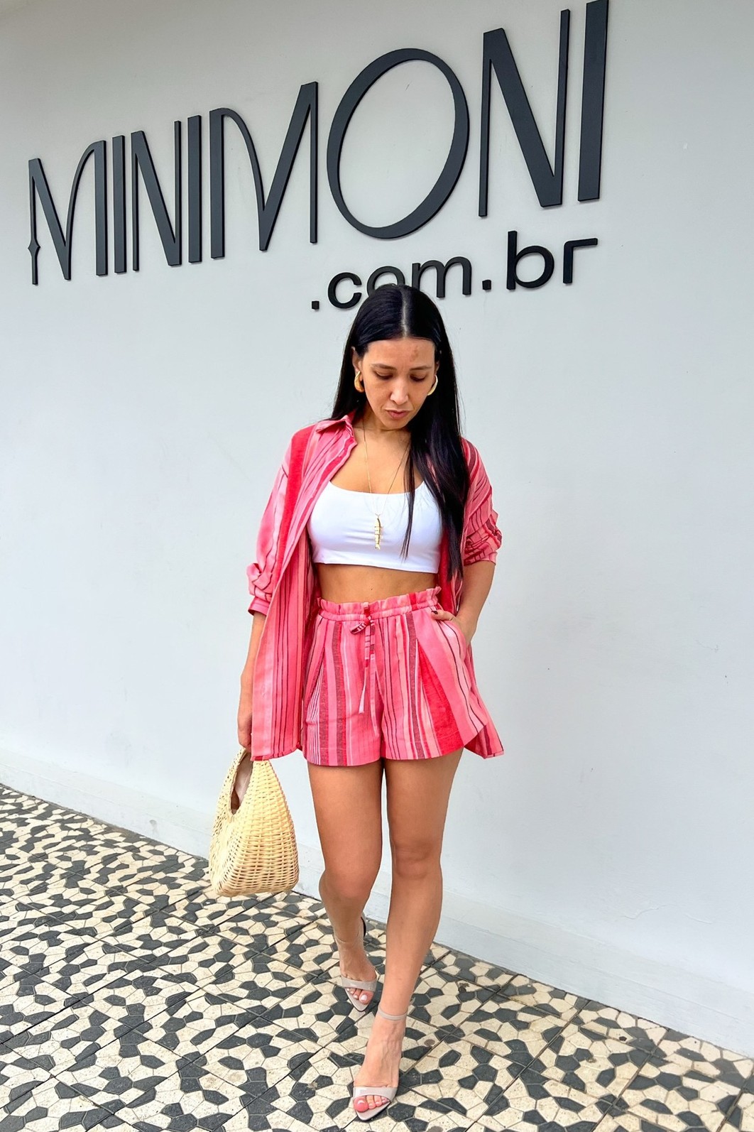 Look com Shorts Alfaiataria de Listras Lucy MiniMoni e Maxi Camisa coordenada, listras verticais vermelho e rosa — foco no shorts