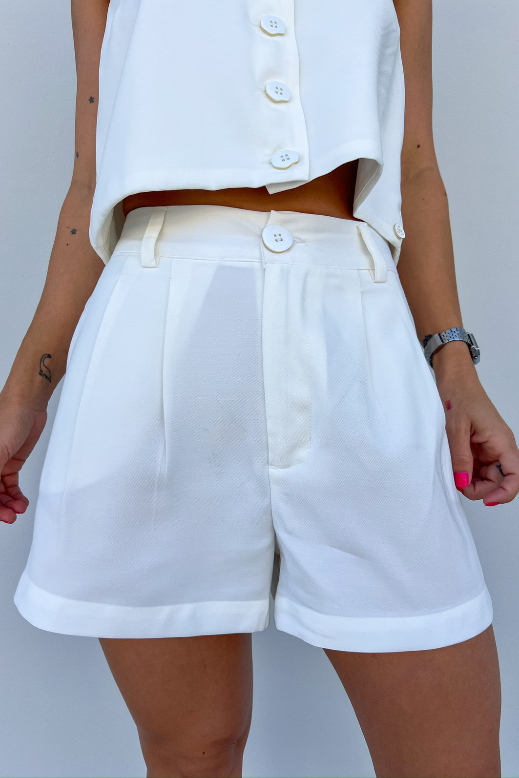 Shorts de Alfaiataria Branco Elise - Mini Moni Shorts de Alfaiataria Branco Elise - Mini Moni