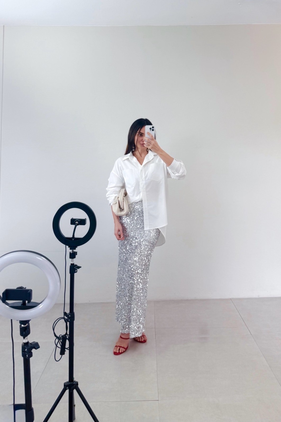 Saia midi paetê prata feminina elegante brilhante — Saia Martini Minimoni Saia midi paetê prata Martini, frente completa com paetês brilhantes, elástico cintura – Minimoni