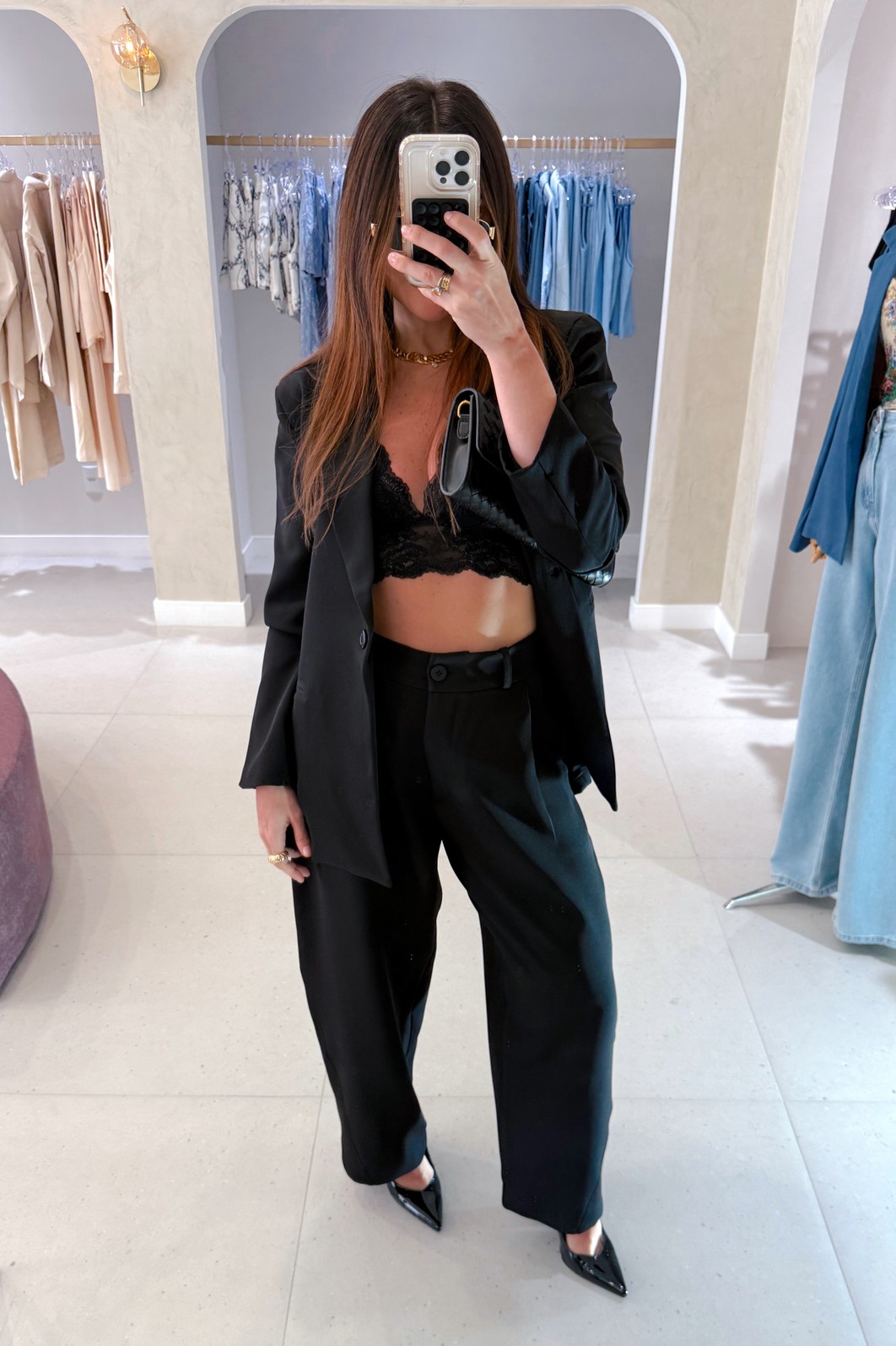 Feminilidade Sofisticada - Calça Alfaiataria Cenoura Preta Minimoni Calça Alfaiataria Cenoura Preta Feminino Elegância Sofisticada - Minimoni