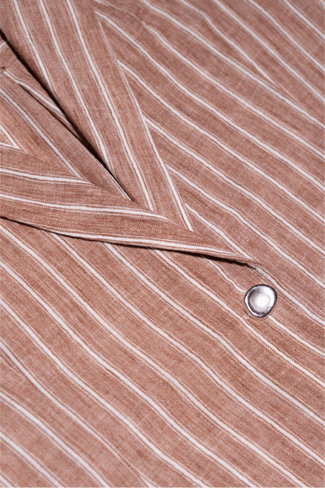 Look completo com o Blazer Camisa e a Calça de Listras Abby, mostrando a harmonia e a elegância do conjunto de alfaiataria em um fundo neutro.