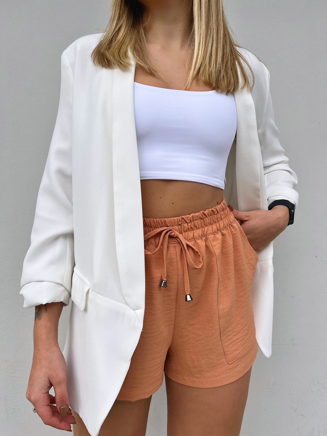 Shorts Curto Com Bolsos Mel Caramelo Shorts Curto Com Bolsos Mel Caramelo