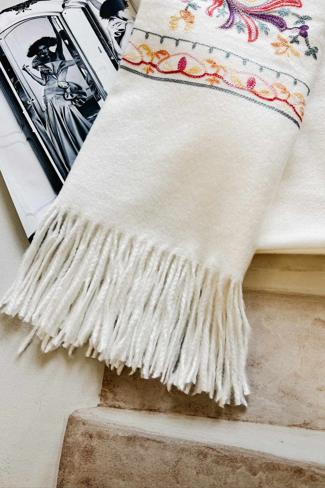 Lenço Cashmere Bordado – Mini Moni Lenço Cashmere Bordado – Mini Moni