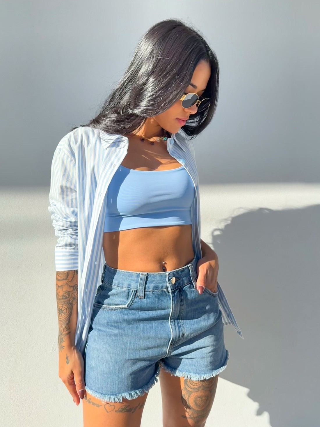 camisa manga longa, camisa listrada, camisa azul, short jeans, outfit casual, moda feminina, street style, estilo despojado, look verão, roupa versátil