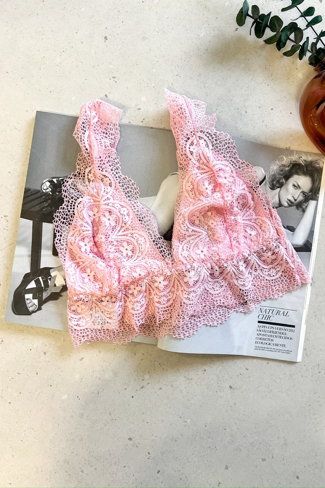 Top de Renda Chantilly MiniMoni – cor rosa Top de Renda Chantilly MiniMoni na cor rosa, em renda floral delicada, posicionado sobre revista em fundo claro.