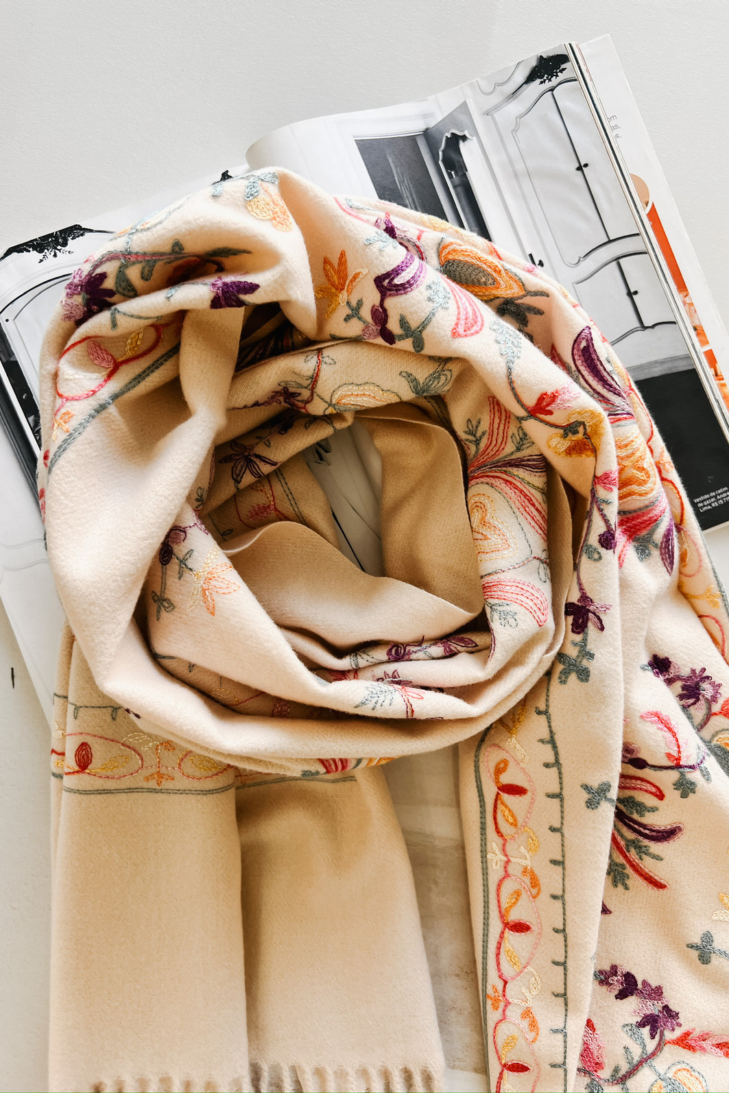 Lenço Cashmere Bordado – Mini Moni Lenço Cashmere Bordado – Mini Moni