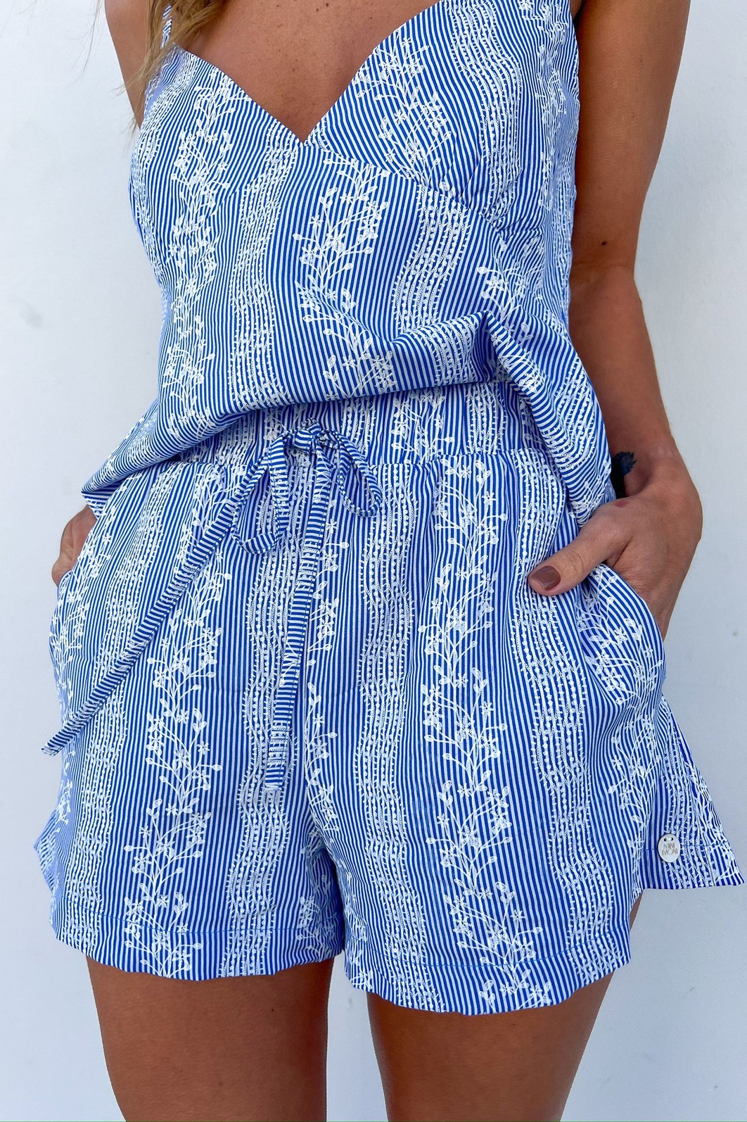 Shorts Boxer Estampado Azul e Branco em Viscose Modelo vestindo o Shorts Boxer Azul Sabine, destacando a estampa azul e branca com floral e a modelagem soltinha.