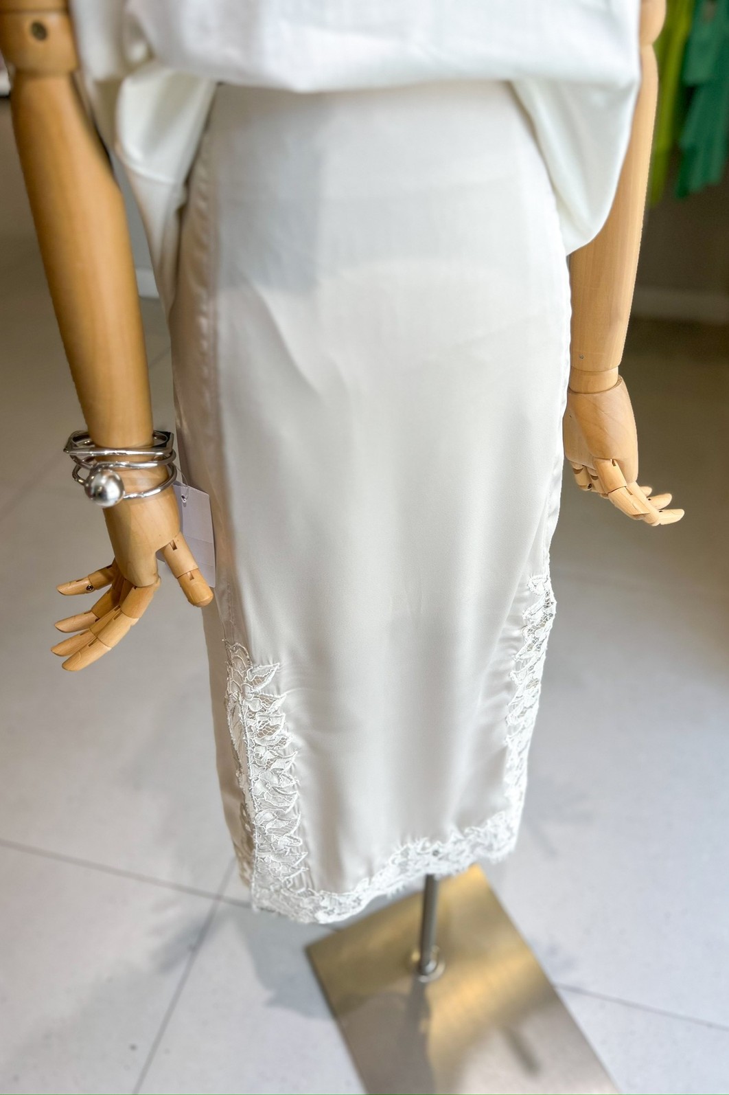 Saia Midi Com Fendas Rendada Bege Margo - MiniMoni