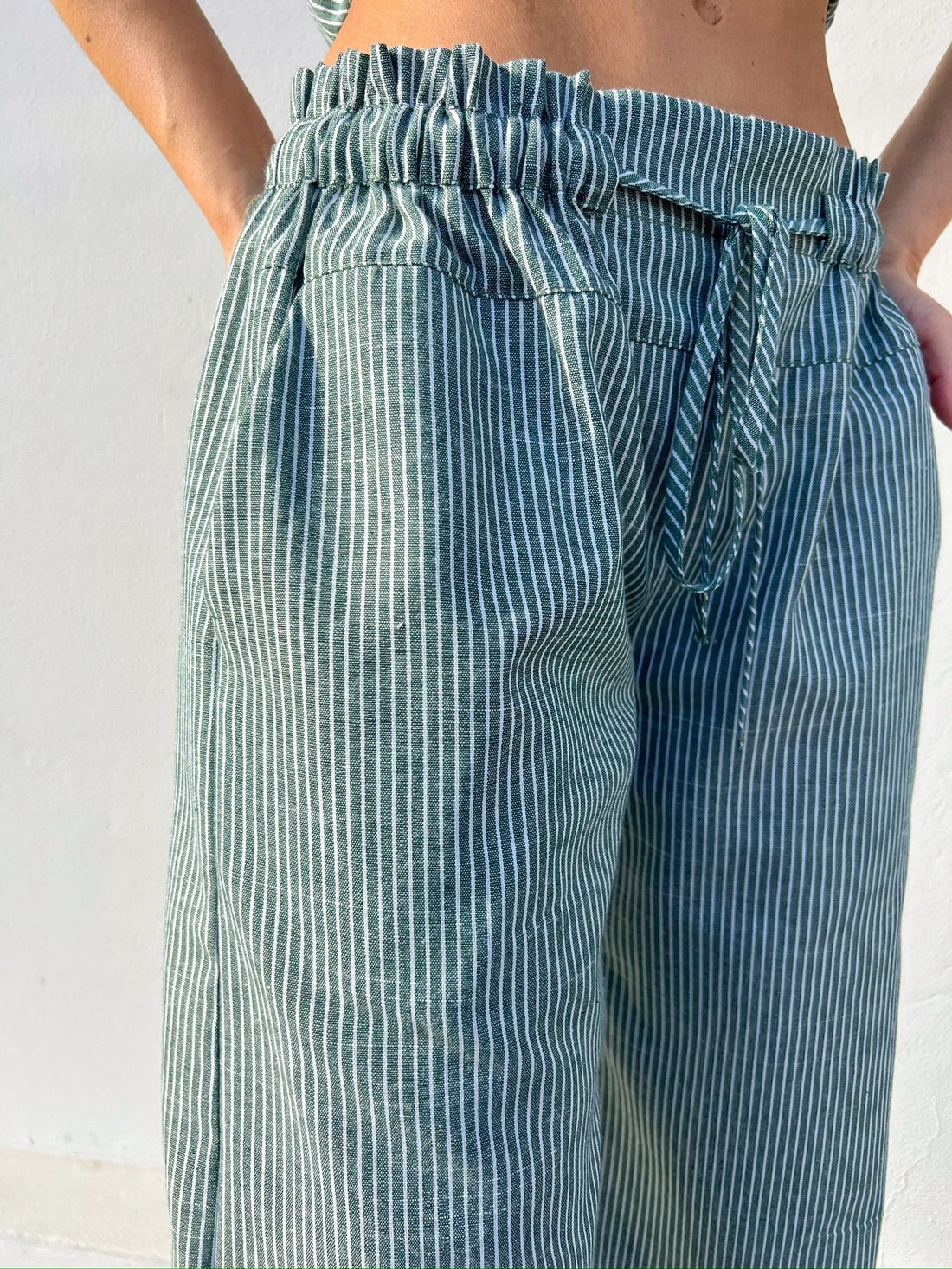 Calça de Alfaiataria de Listras Verde Camille - MiniMoni Calça de Alfaiataria de Listras Verde Camille - MiniMoni