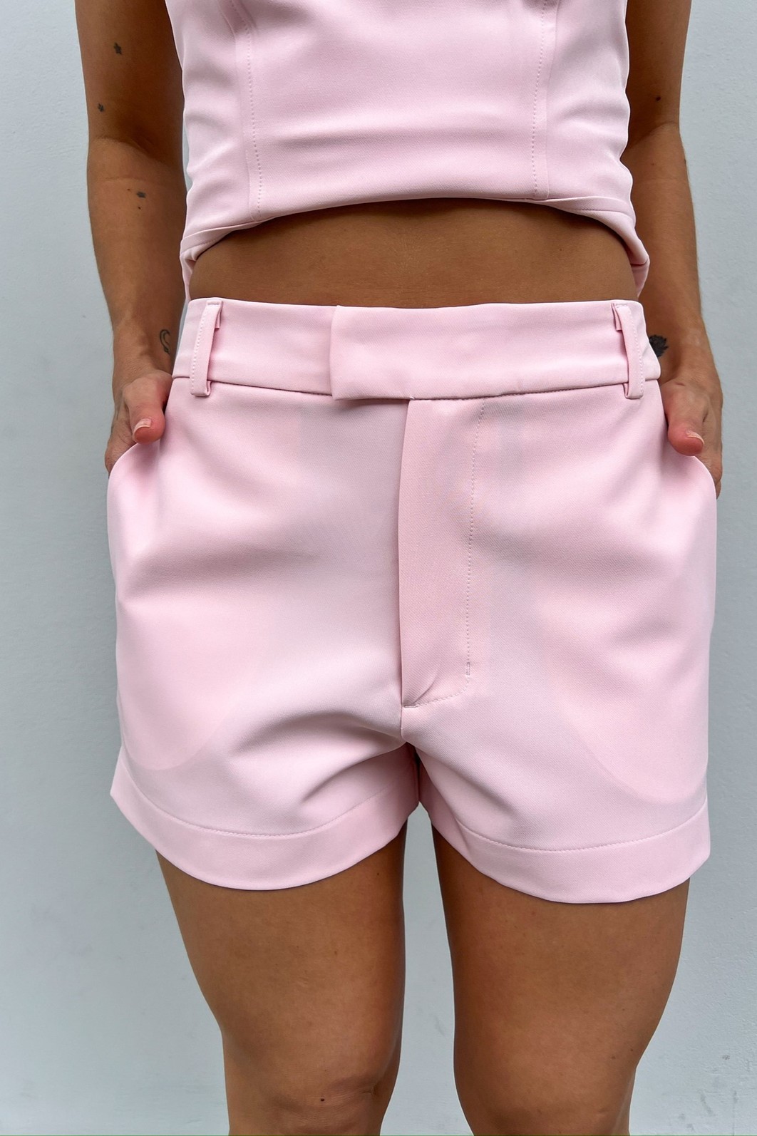 Shorts alfaiataria feminino elegante sofisticado — Shorts Cecília Minimoni Shorts alfaiataria Cecília, frente completa com bolsos faca, poliéster elastano – Minimoni