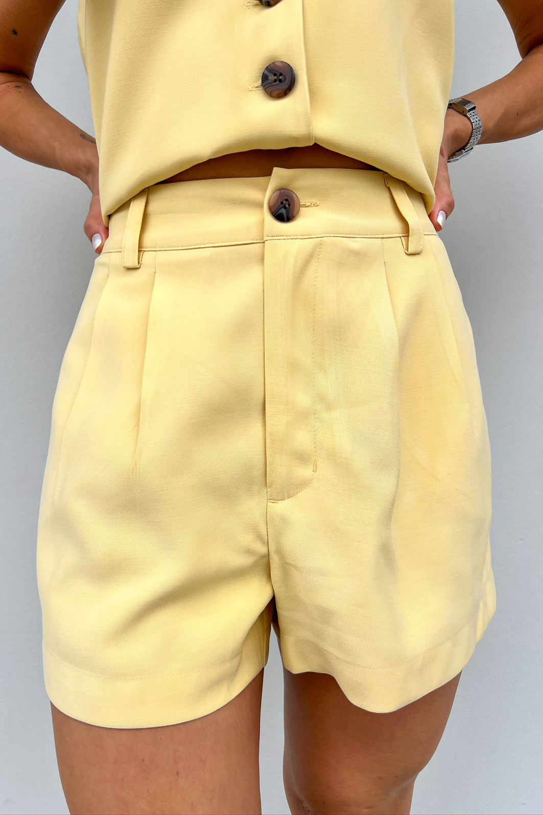 Shorts de Alfaiataria Amarelo Elise - Mini Moni Shorts de Alfaiataria Amarelo Elise - Mini Moni