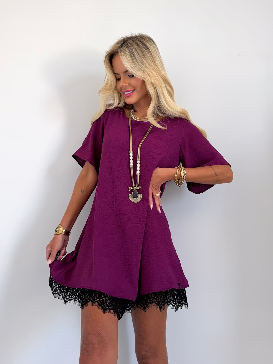 Vestido Curto Manga Curta Com Renda New Bordô