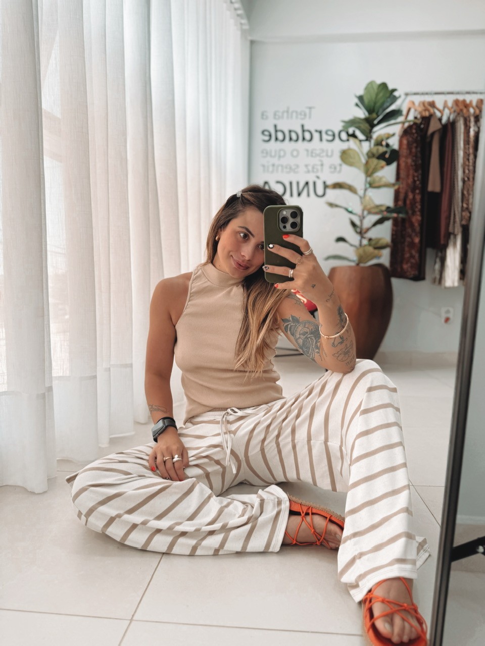 calça cargo branca listrada com bege