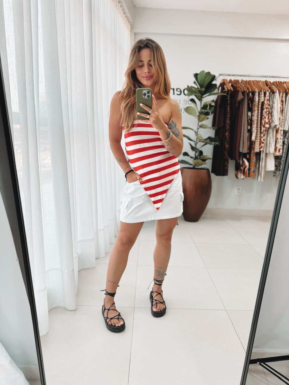 blusa bia listrada vermelha e branca