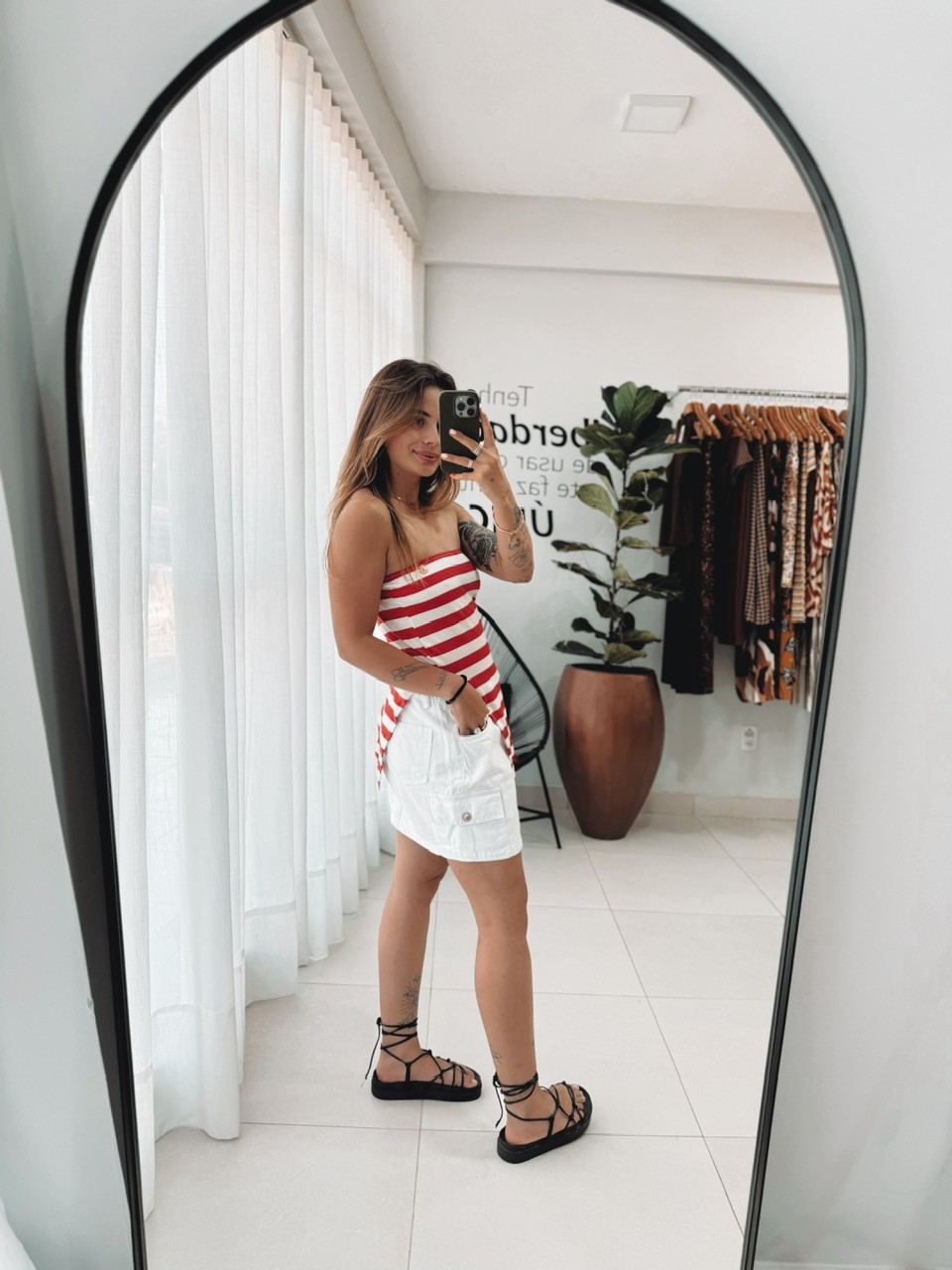 blusa bia listrada vermelha e branca