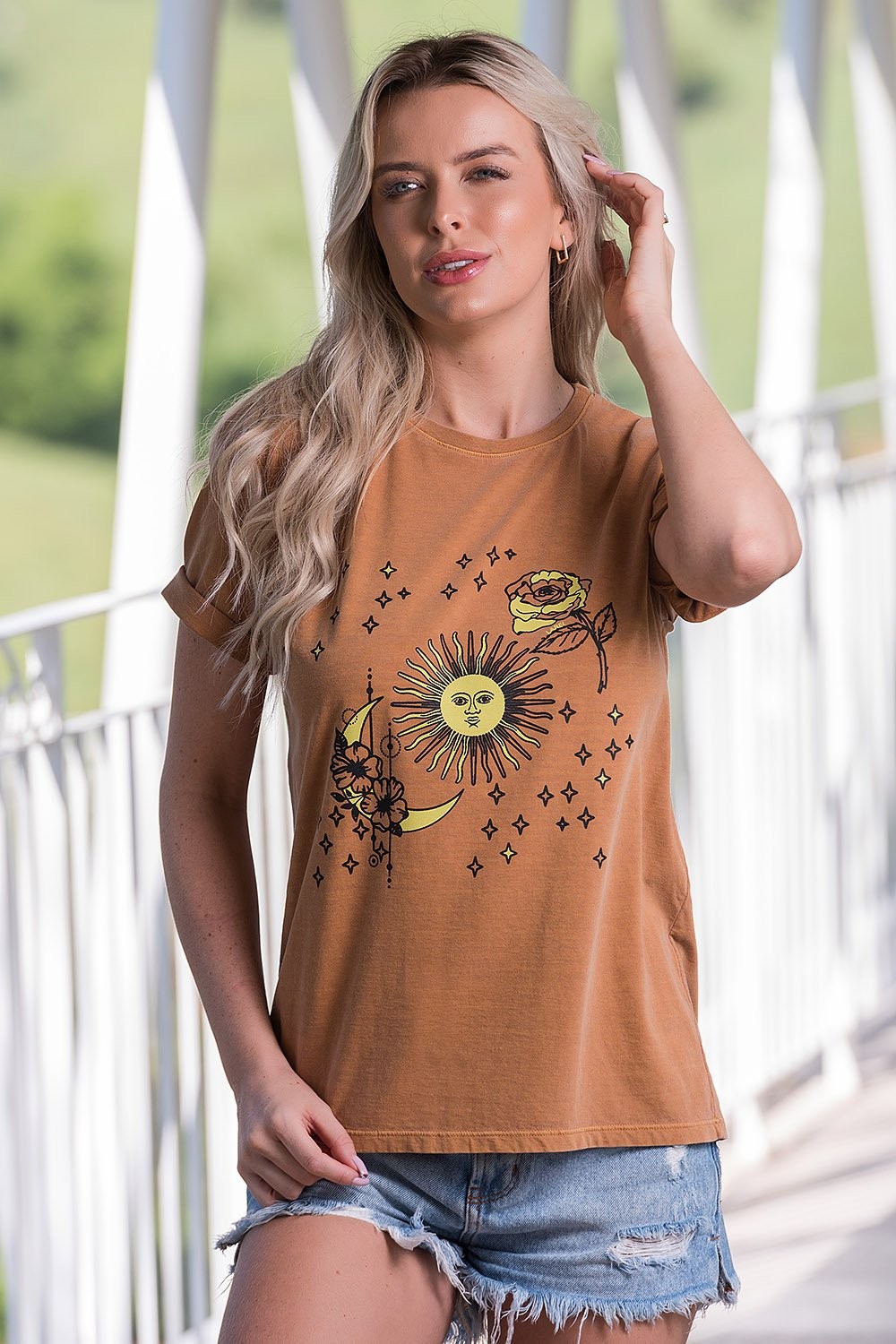 T-shirt Estonada Sol Lua Flor Caramelo