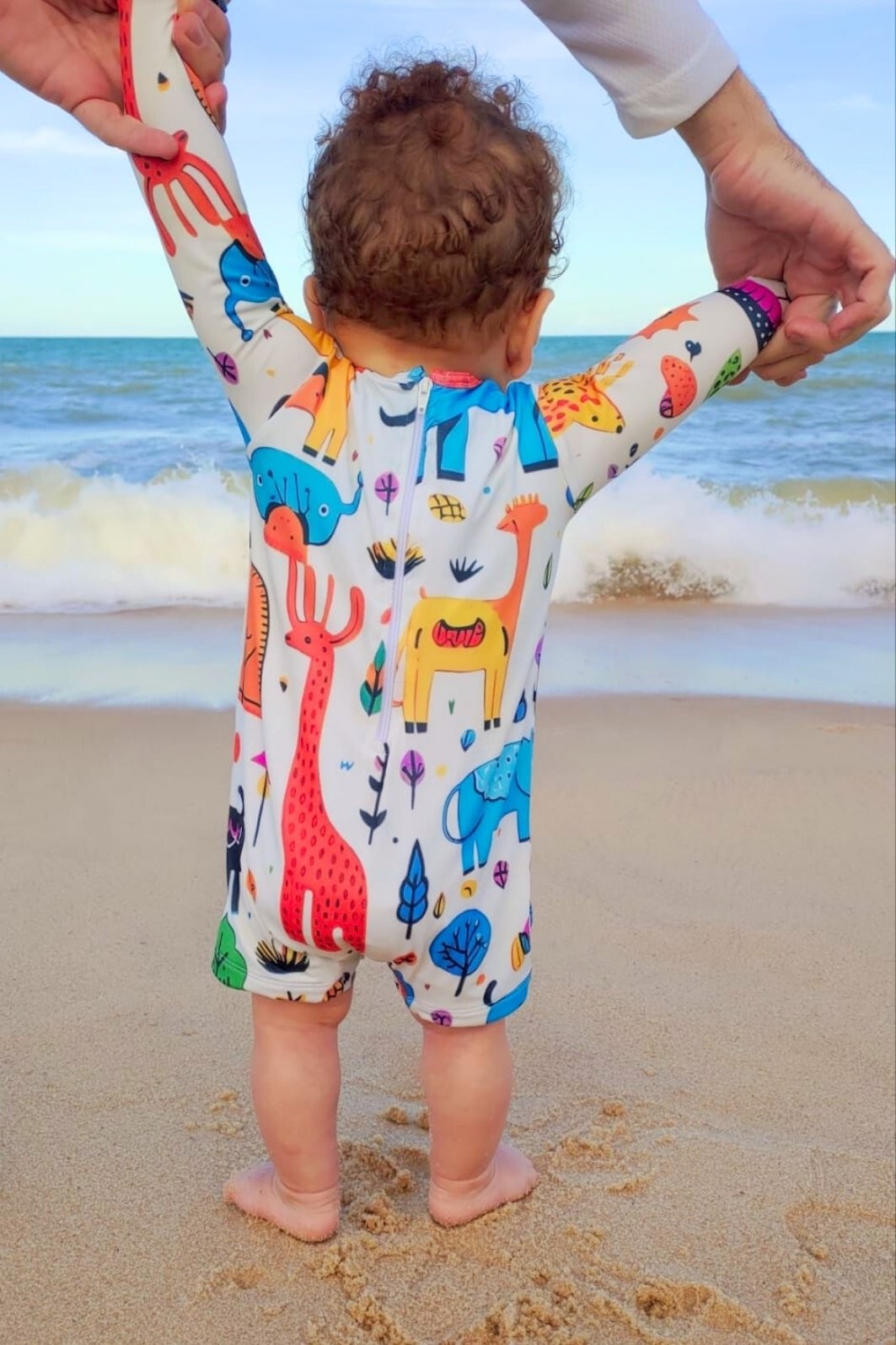 Macacão Praia Bebê Proteção Solar UV 50+ Manga Longa Off White Animais Abstratos Macacão Praia Bebê Proteção Solar UV 50+ Manga Longa Off White Animais Abstratos