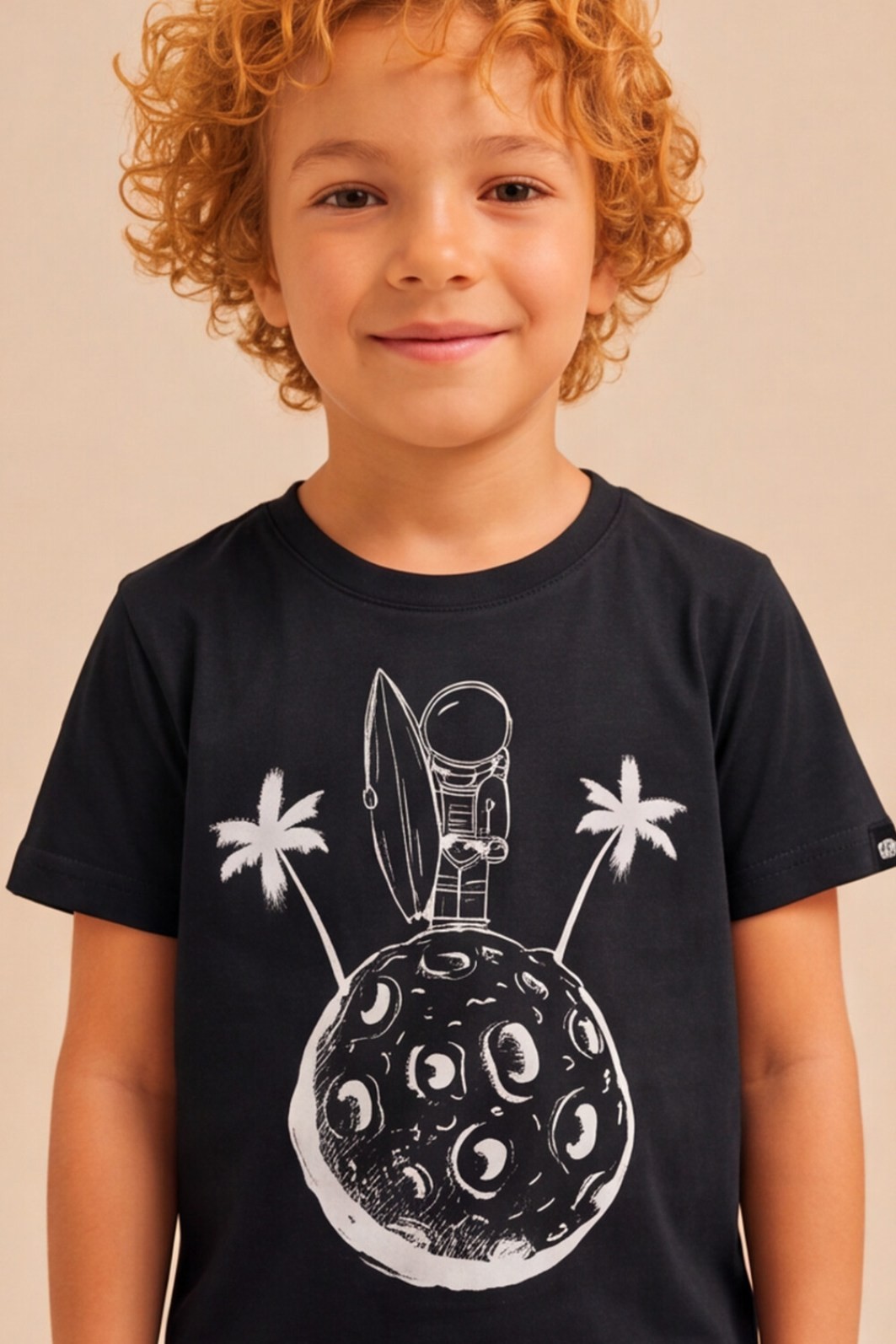 Camiseta Infantil Manga Curta Algodão Sustentável Exclusiva Preto Astronauta Surfista Camiseta Infantil Manga Curta Algodão Sustentável Exclusiva Preto Astronauta Surfista